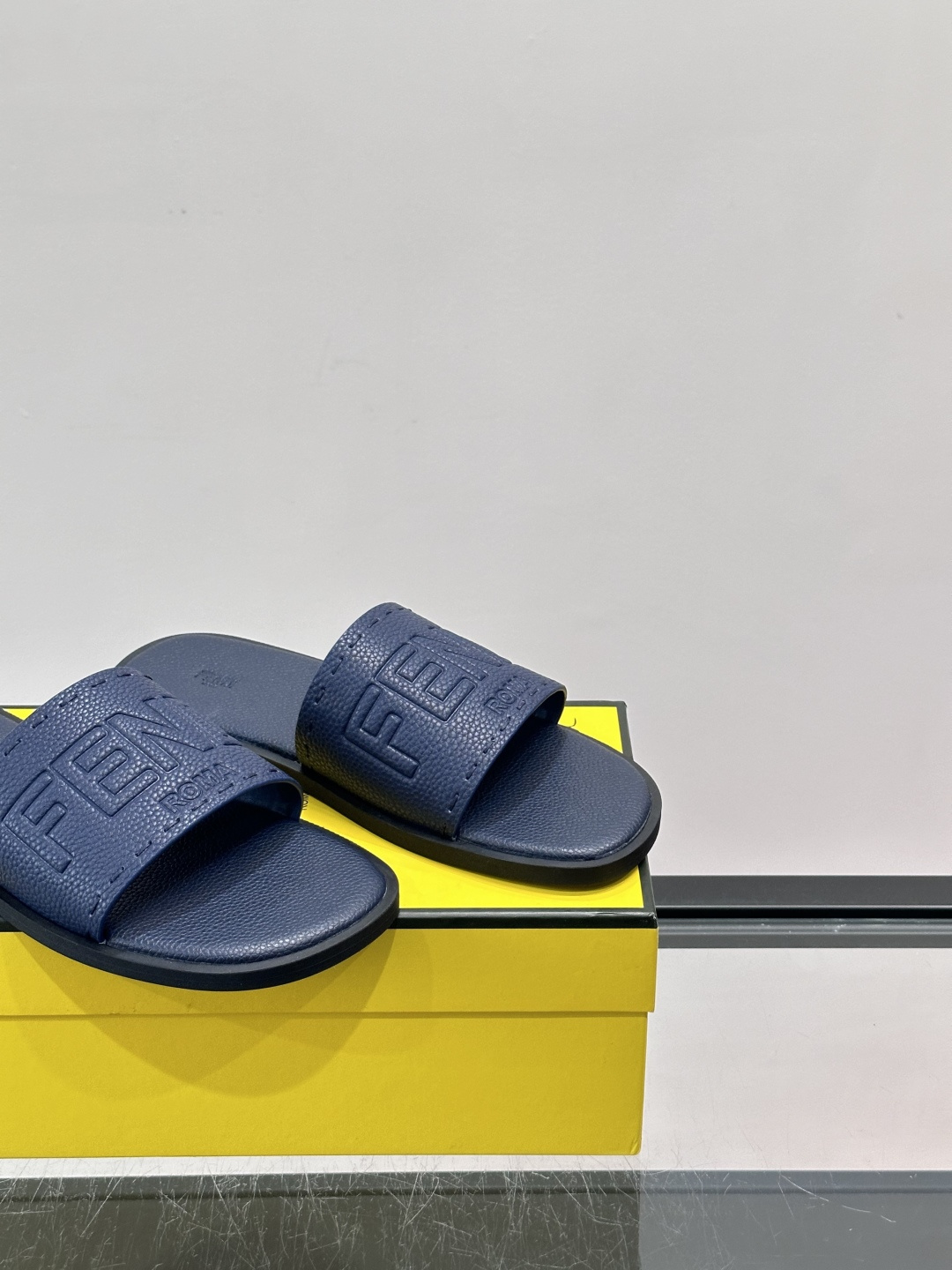 FEND*新款压印凉拖鞋凉鞋🩴 真皮面料真皮垫脚。 时尚稳重大气 鞋型非常包脚舒适 橡胶防滑大底 。Si