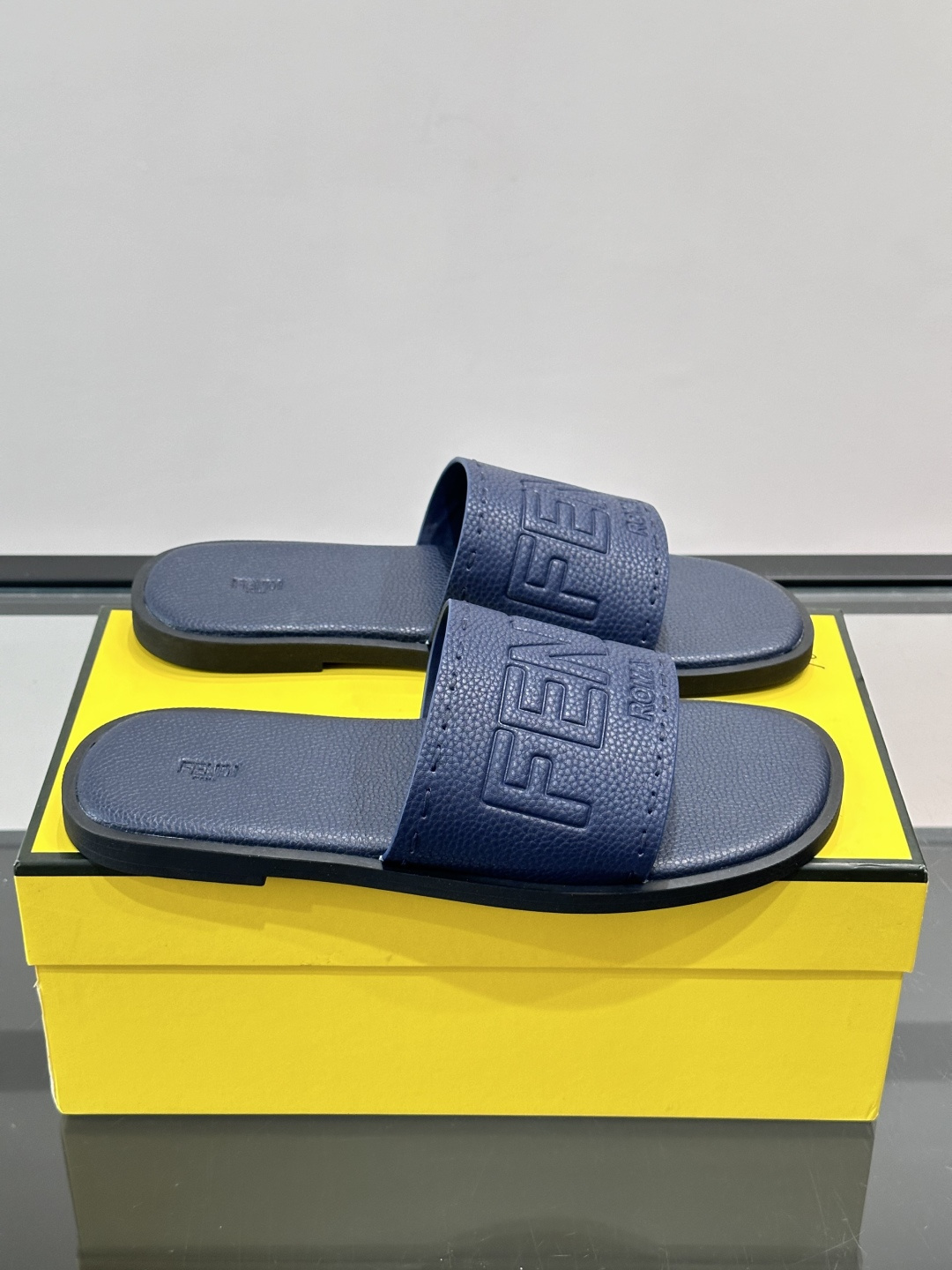 FEND*新款压印凉拖鞋凉鞋🩴 真皮面料真皮垫脚。 时尚稳重大气 鞋型非常包脚舒适 橡胶防滑大底 。Si