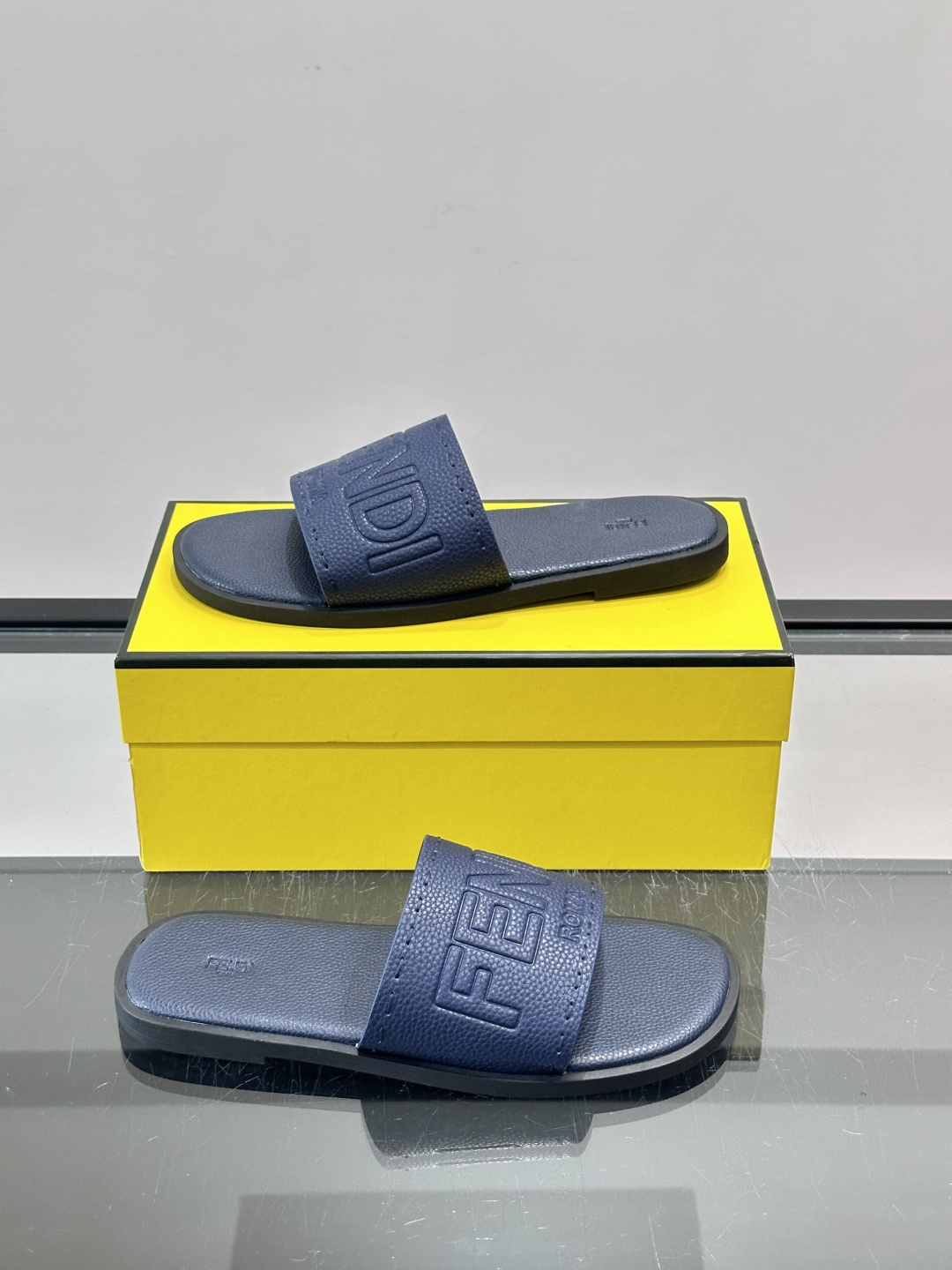 FEND*新款压印凉拖鞋凉鞋🩴 真皮面料真皮垫脚。 时尚稳重大气 鞋型非常包脚舒适 橡胶防滑大底 。Si