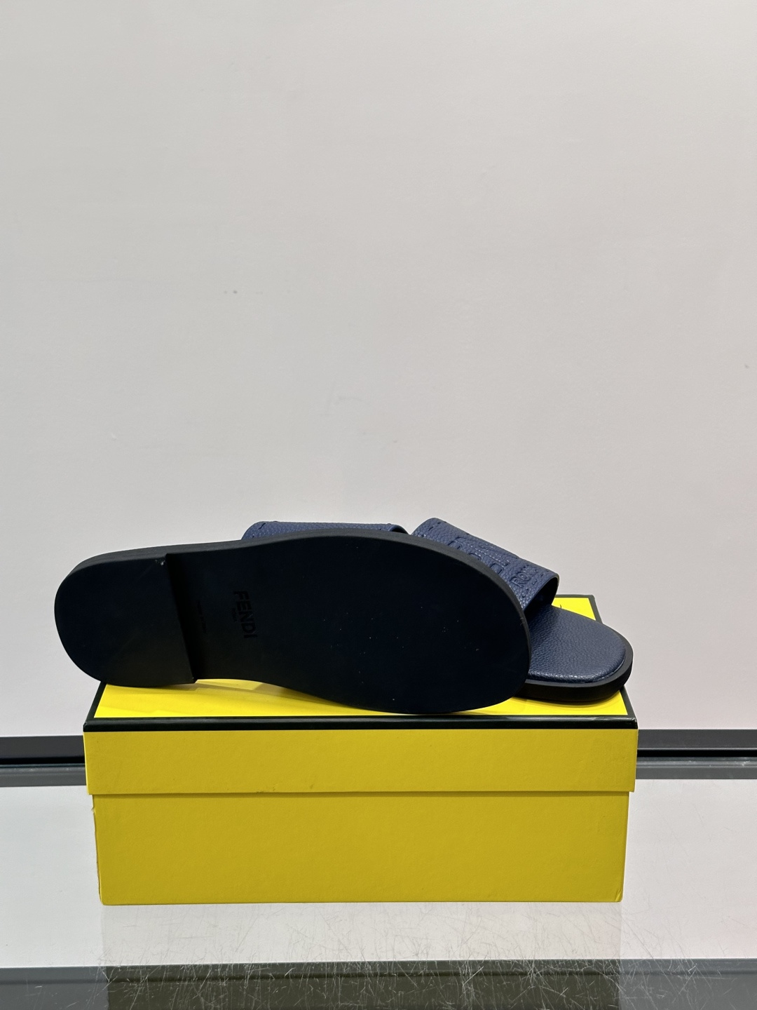 FEND*新款压印凉拖鞋凉鞋🩴 真皮面料真皮垫脚。 时尚稳重大气 鞋型非常包脚舒适 橡胶防滑大底 。Si