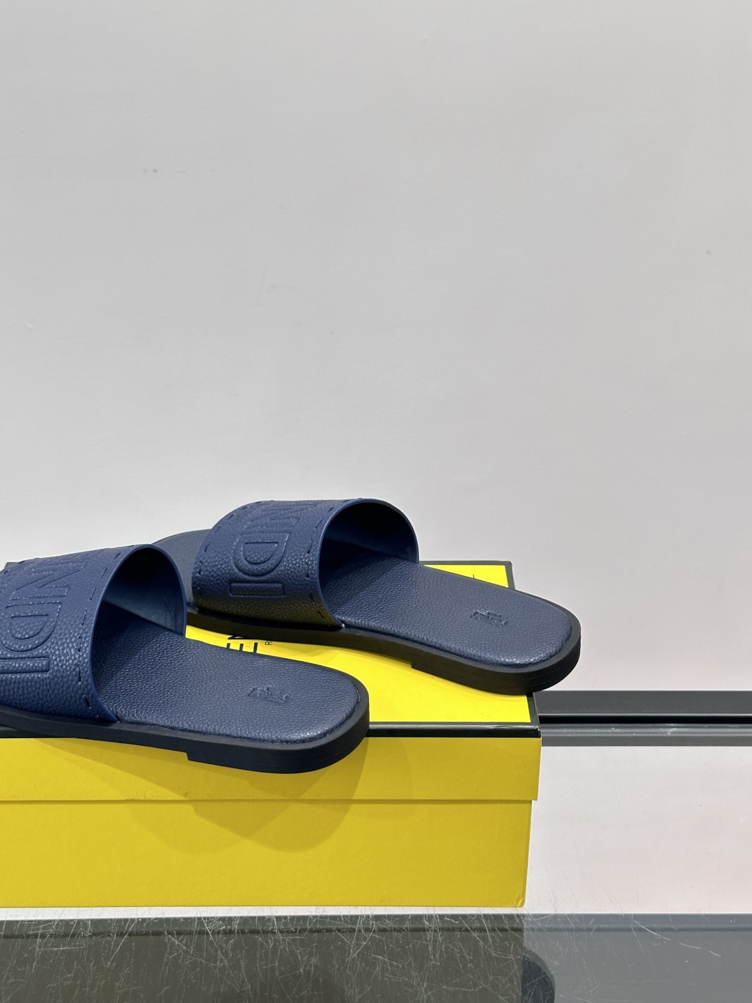 FEND*新款压印凉拖鞋凉鞋🩴 真皮面料真皮垫脚。 时尚稳重大气 鞋型非常包脚舒适 橡胶防滑大底 。Si