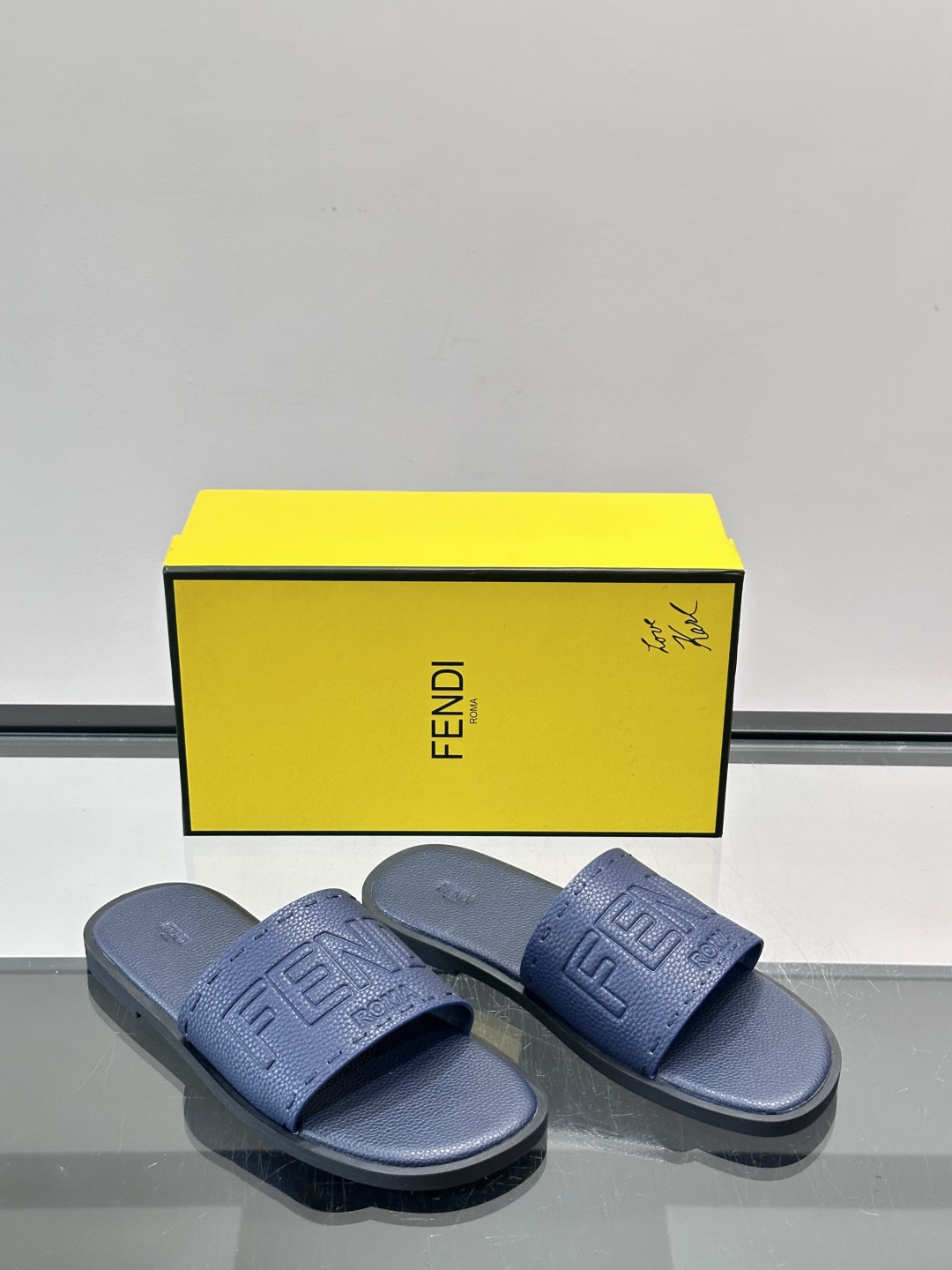 FEND*新款压印凉拖鞋凉鞋🩴 真皮面料真皮垫脚。 时尚稳重大气 鞋型非常包脚舒适 橡胶防滑大底 。Si