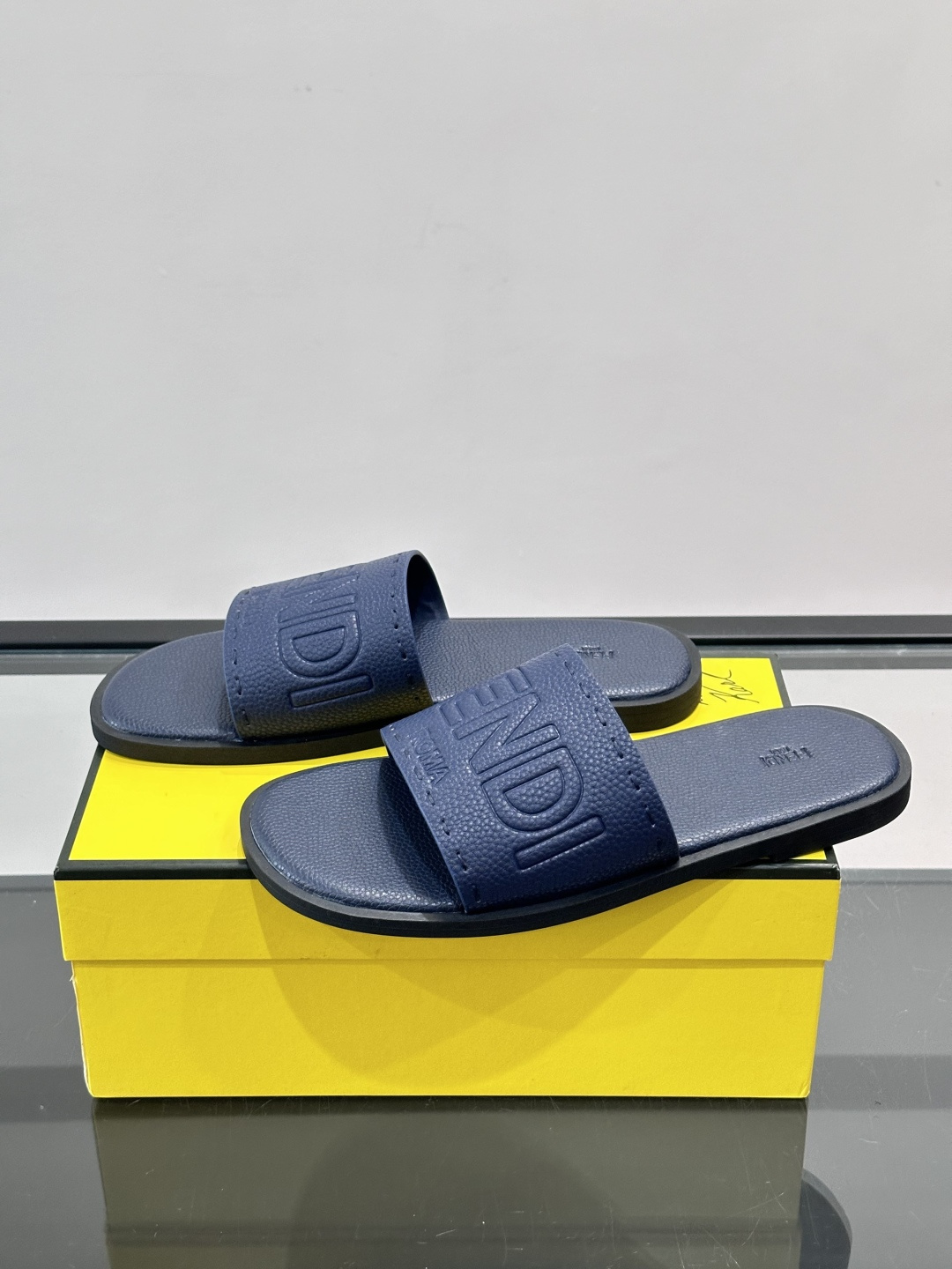 FEND*新款压印凉拖鞋凉鞋🩴 真皮面料真皮垫脚。 时尚稳重大气 鞋型非常包脚舒适 橡胶防滑大底 。Si