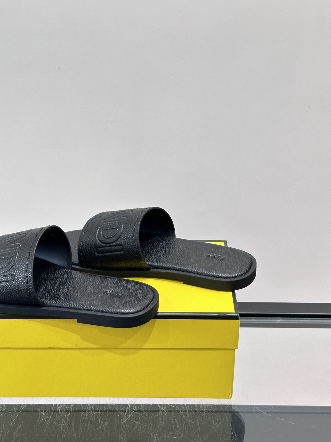 FEND*新款压印凉拖鞋凉鞋🩴 真皮面料真皮垫脚。 时尚稳重大气 鞋型非常包脚舒适 橡胶防滑大底 。Si