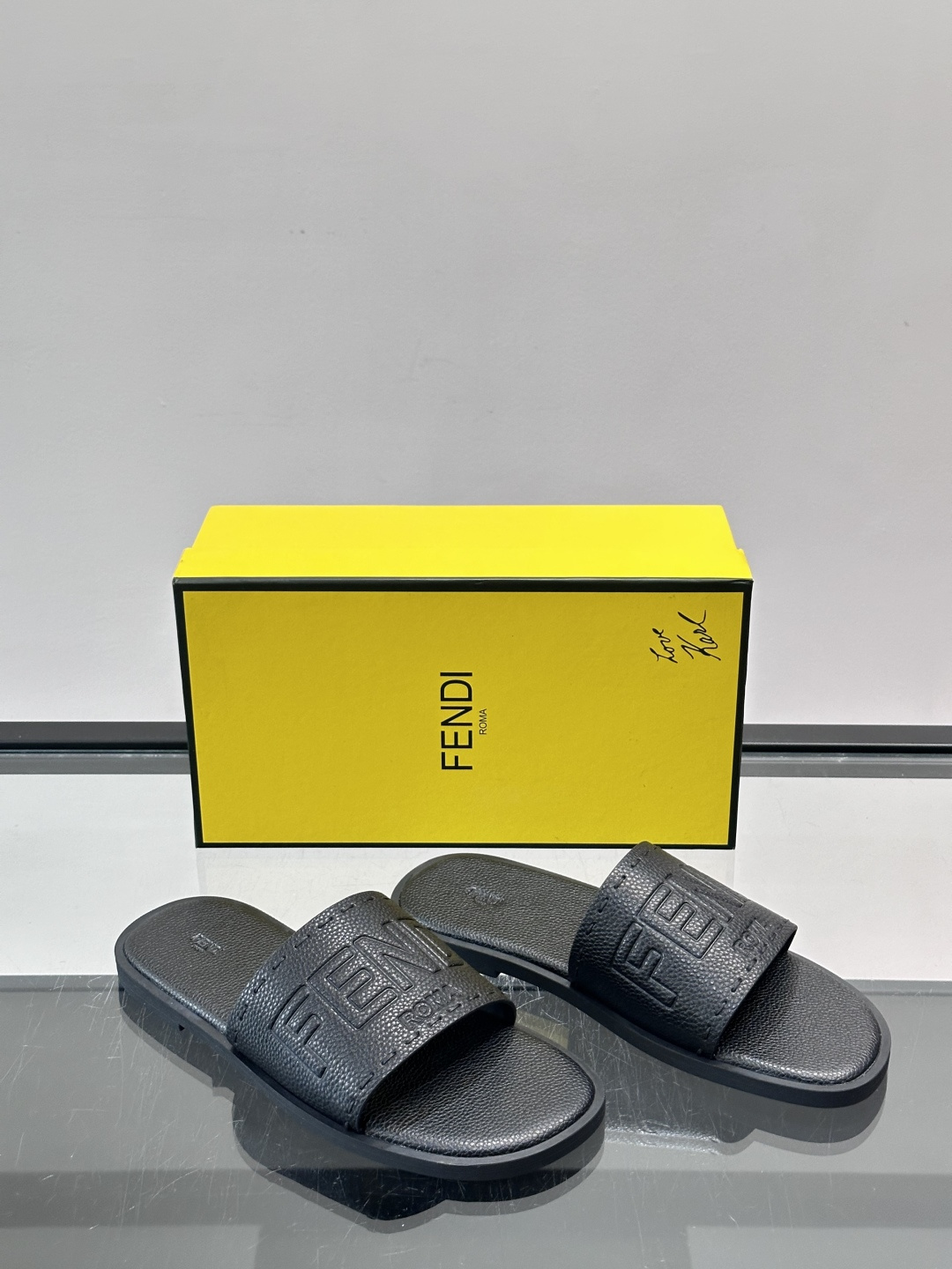 FEND*新款压印凉拖鞋凉鞋🩴 真皮面料真皮垫脚。 时尚稳重大气 鞋型非常包脚舒适 橡胶防滑大底 。Si