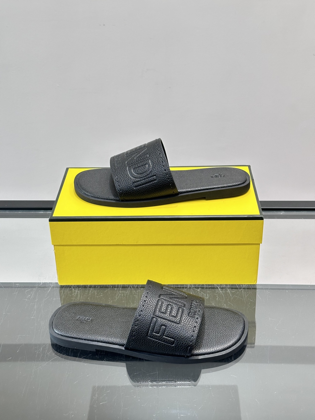 FEND*新款压印凉拖鞋凉鞋🩴 真皮面料真皮垫脚。 时尚稳重大气 鞋型非常包脚舒适 橡胶防滑大底 。Si