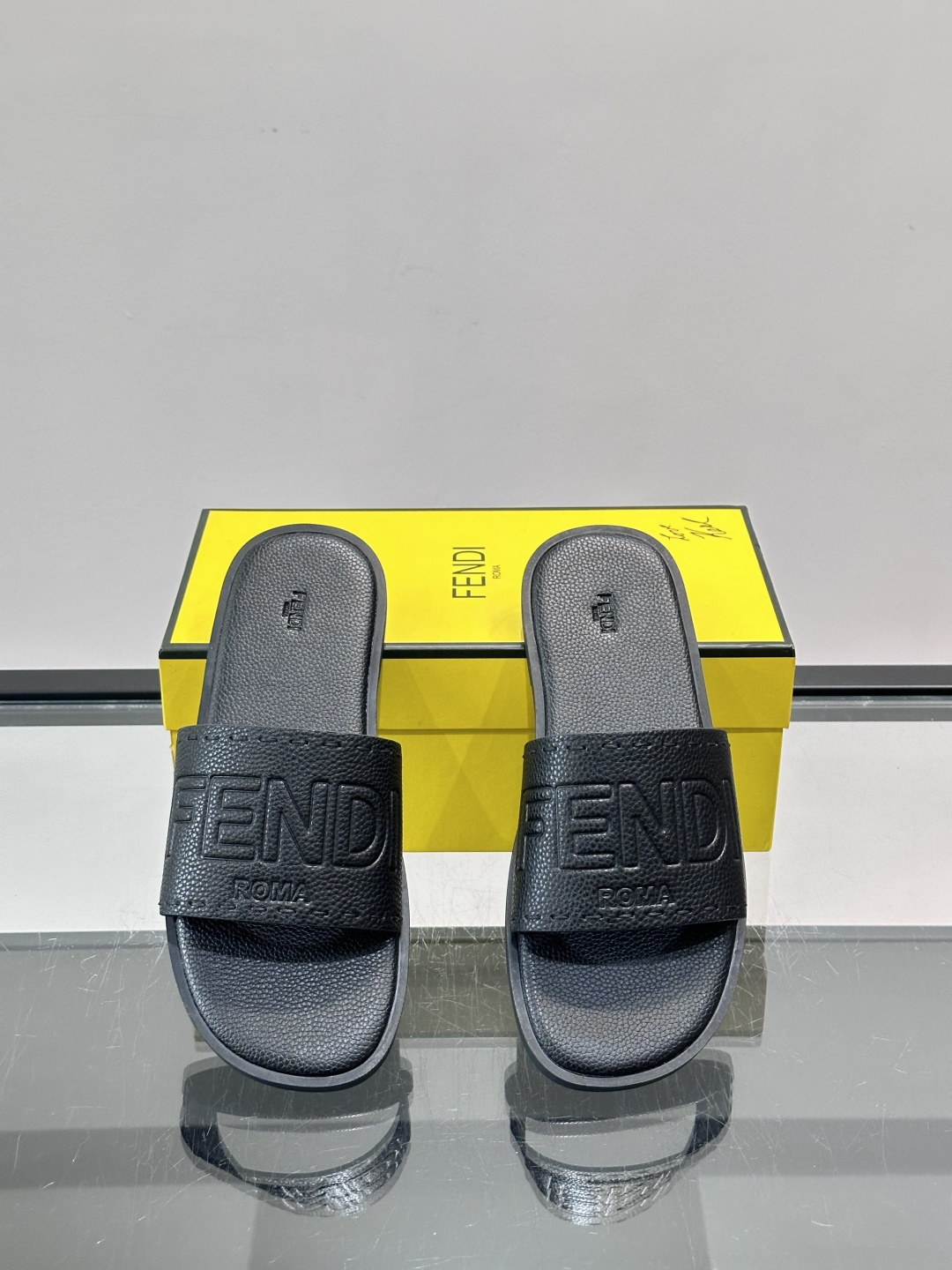 FEND*新款压印凉拖鞋凉鞋🩴 真皮面料真皮垫脚。 时尚稳重大气 鞋型非常包脚舒适 橡胶防滑大底 。Si