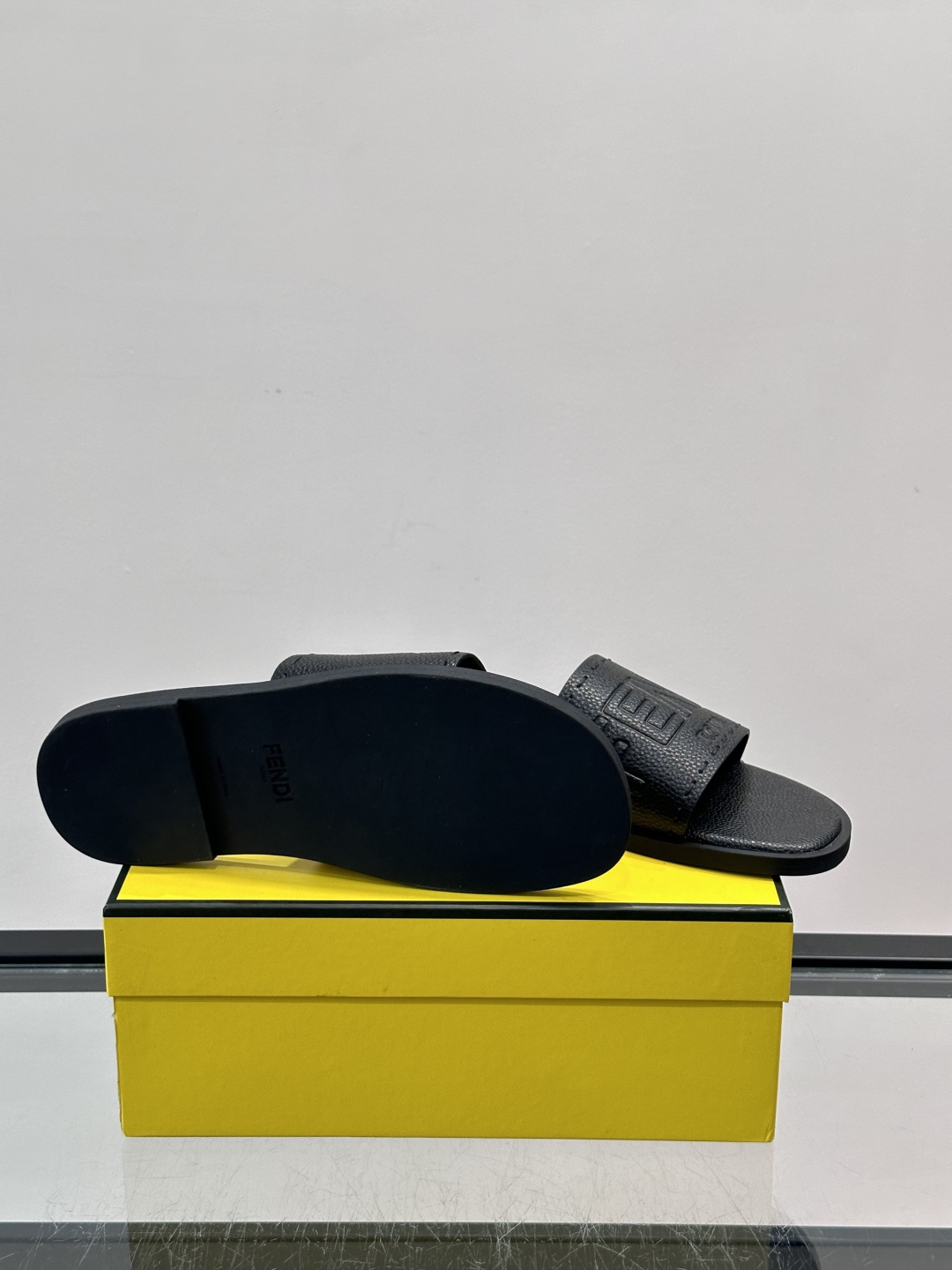 FEND*新款压印凉拖鞋凉鞋🩴 真皮面料真皮垫脚。 时尚稳重大气 鞋型非常包脚舒适 橡胶防滑大底 。Si