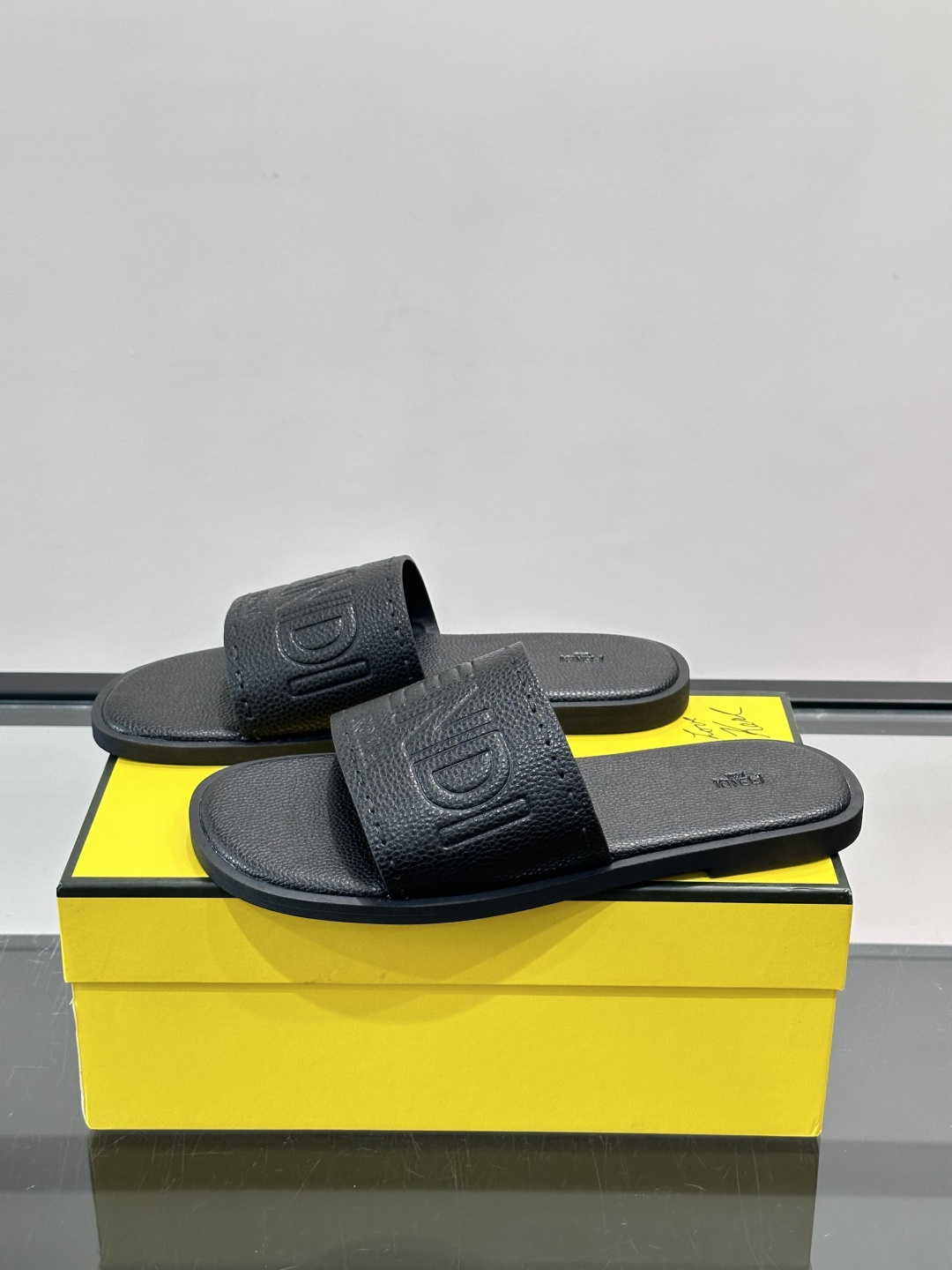 FEND*新款压印凉拖鞋凉鞋🩴 真皮面料真皮垫脚。 时尚稳重大气 鞋型非常包脚舒适 橡胶防滑大底 。Si