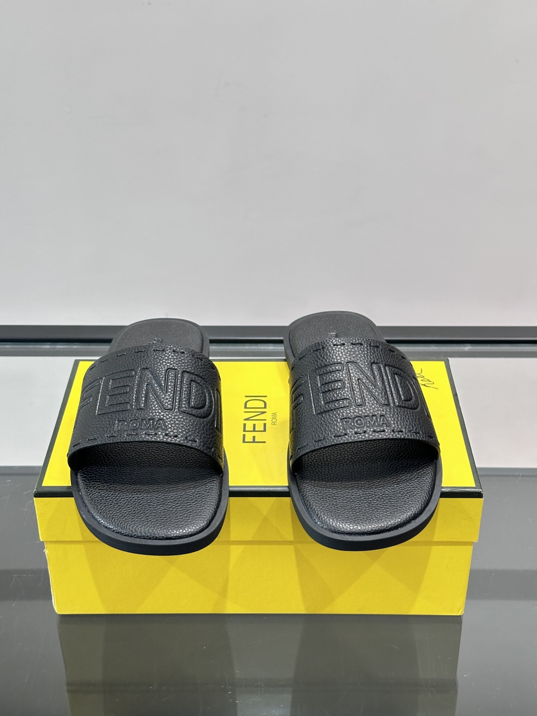 FEND*新款压印凉拖鞋凉鞋🩴 真皮面料真皮垫脚。 时尚稳重大气 鞋型非常包脚舒适 橡胶防滑大底 。Si