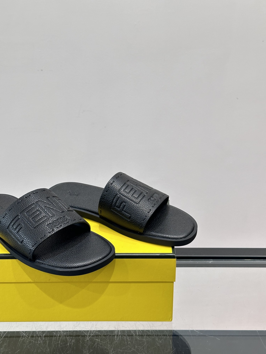 FEND*新款压印凉拖鞋凉鞋🩴 真皮面料真皮垫脚。 时尚稳重大气 鞋型非常包脚舒适 橡胶防滑大底 。Si