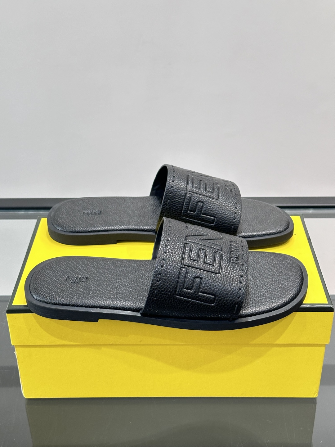 FEND*新款压印凉拖鞋凉鞋🩴 真皮面料真皮垫脚。 时尚稳重大气 鞋型非常包脚舒适 橡胶防滑大底 。Si