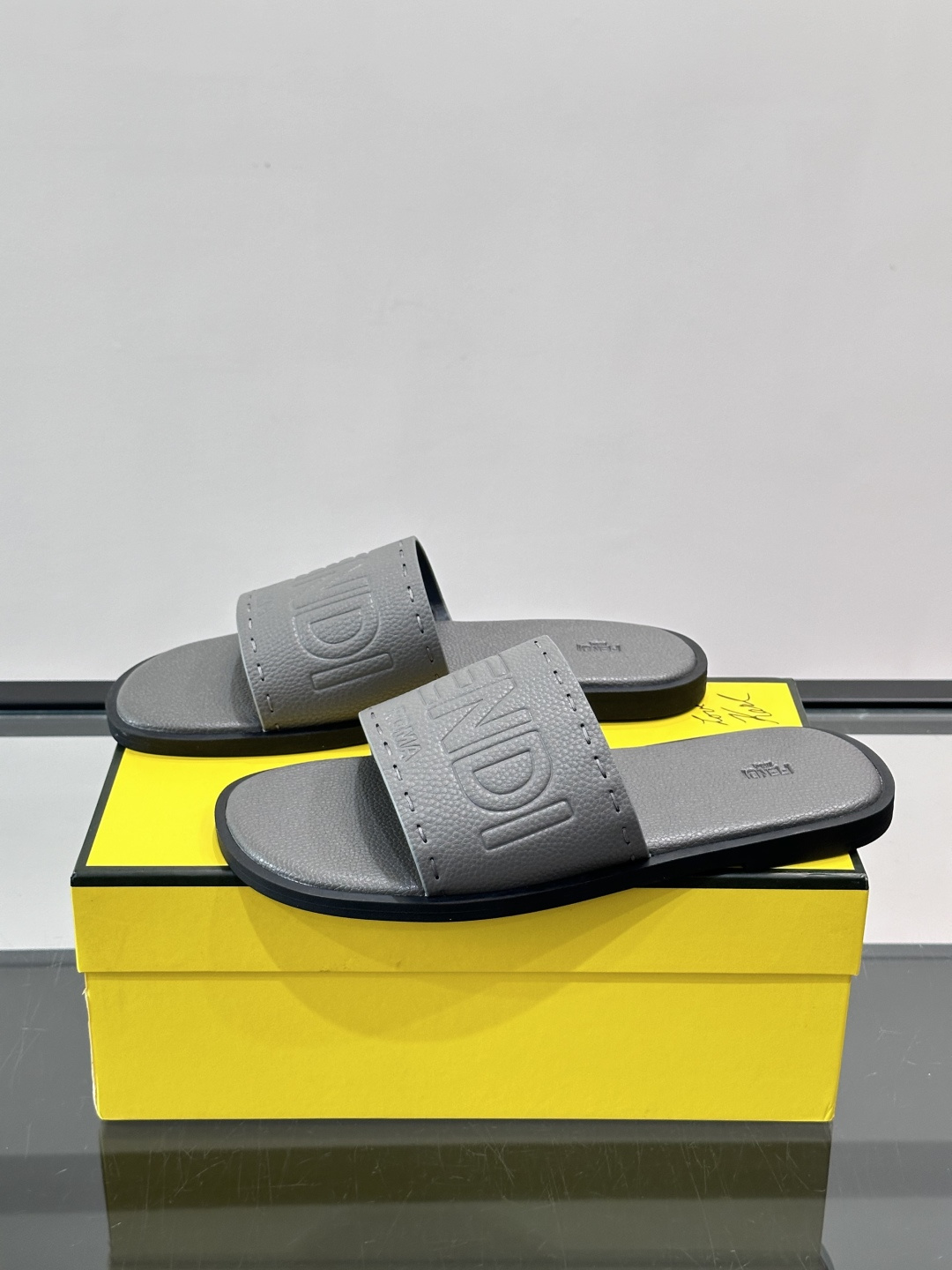 FEND*新款压印凉拖鞋凉鞋🩴 真皮面料真皮垫脚。 时尚稳重大气 鞋型非常包脚舒适 橡胶防滑大底 。Si