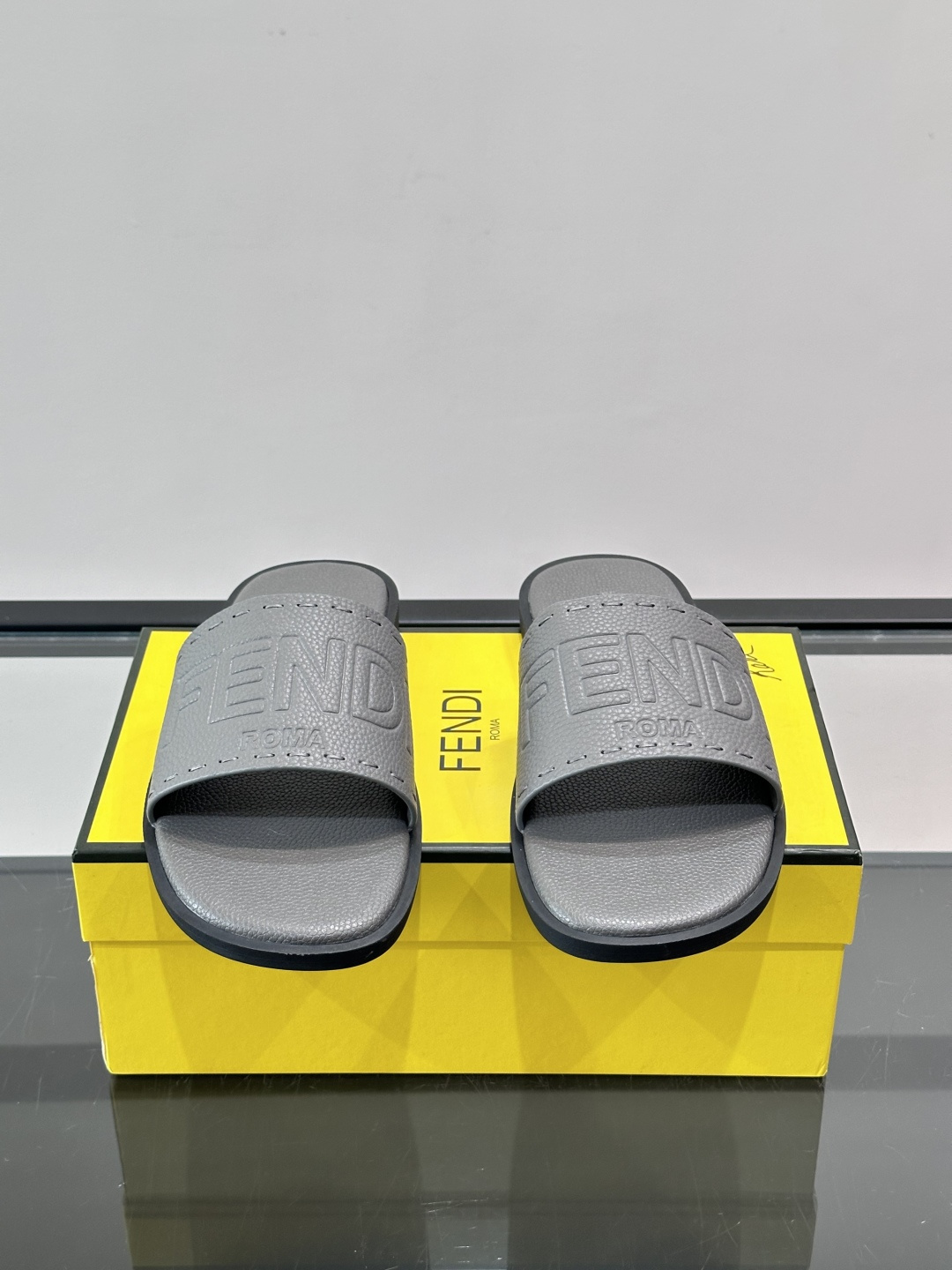 FEND*新款压印凉拖鞋凉鞋🩴 真皮面料真皮垫脚。 时尚稳重大气 鞋型非常包脚舒适 橡胶防滑大底 。Si