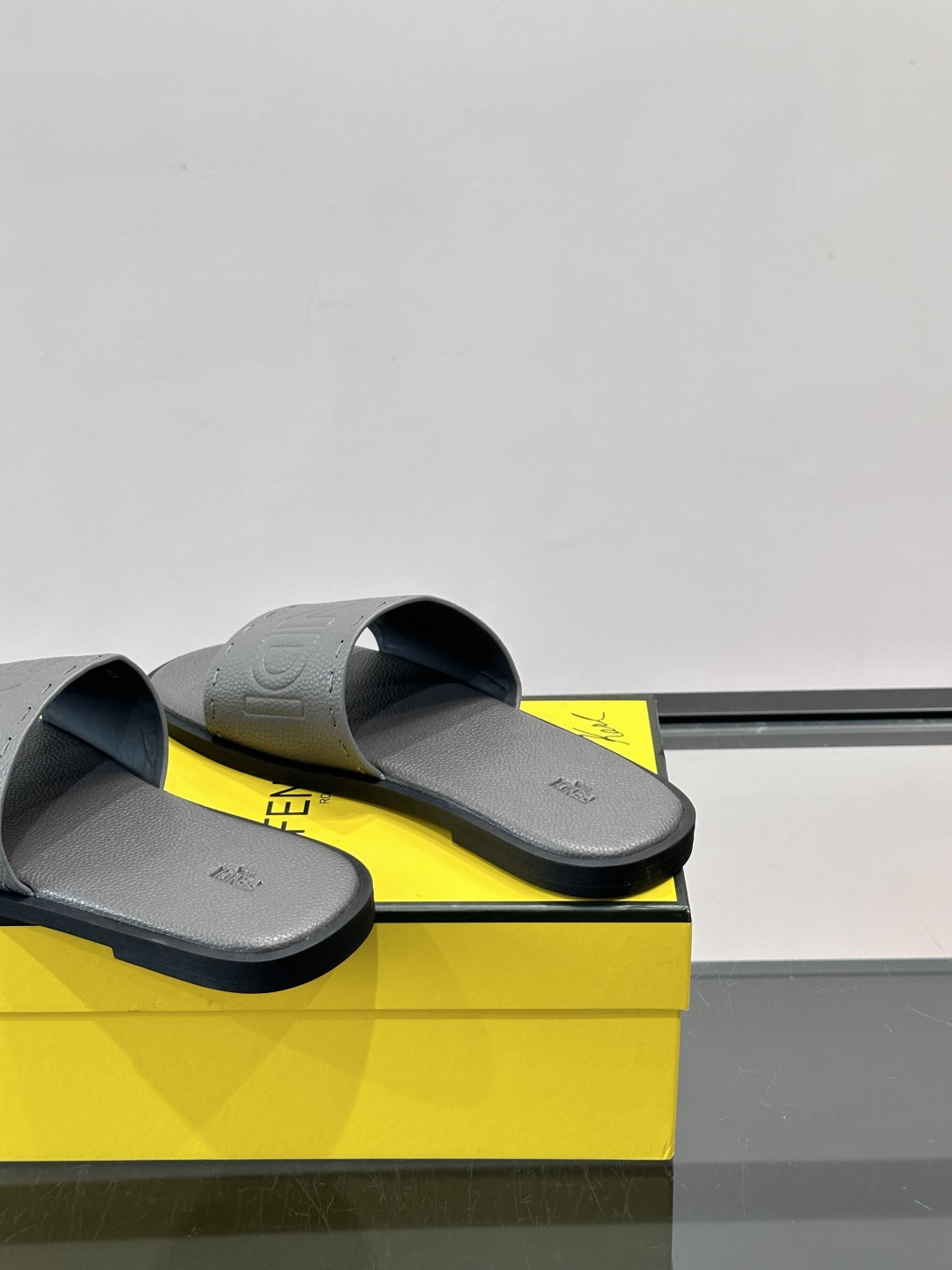 FEND*新款压印凉拖鞋凉鞋🩴 真皮面料真皮垫脚。 时尚稳重大气 鞋型非常包脚舒适 橡胶防滑大底 。Si