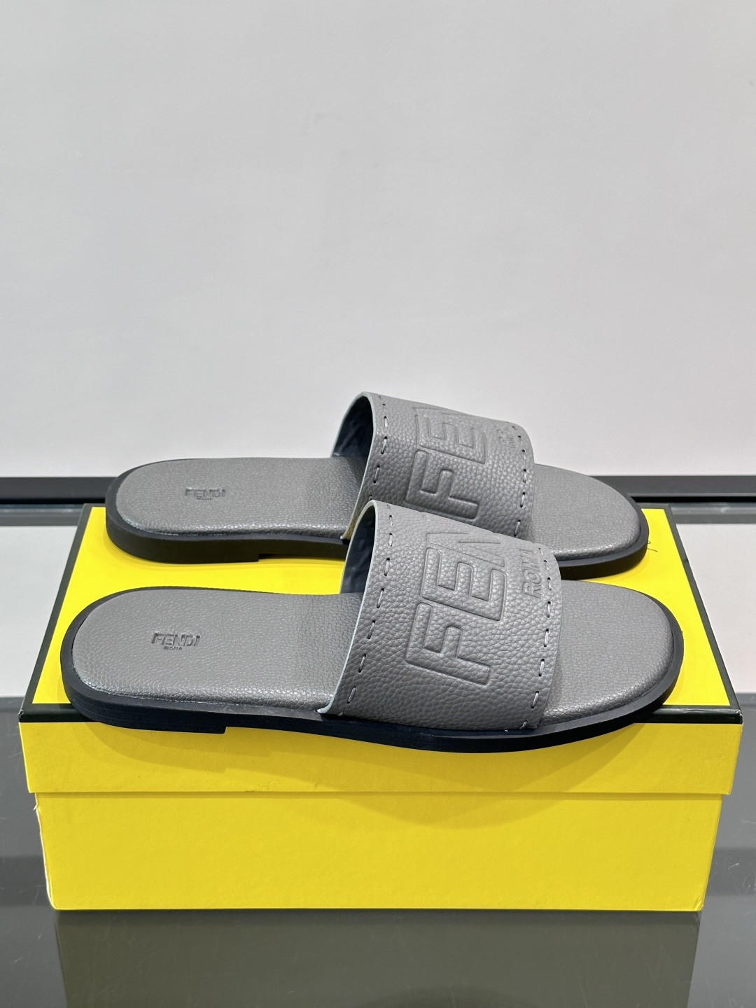 FEND*新款压印凉拖鞋凉鞋🩴 真皮面料真皮垫脚。 时尚稳重大气 鞋型非常包脚舒适 橡胶防滑大底 。Si