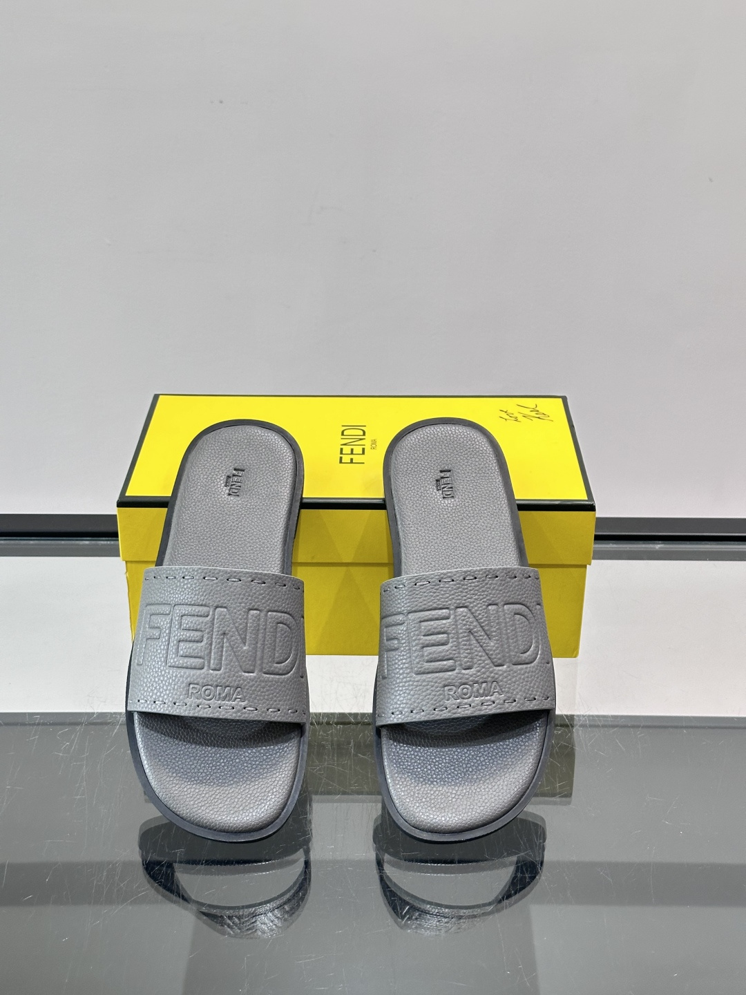 FEND*新款压印凉拖鞋凉鞋🩴 真皮面料真皮垫脚。 时尚稳重大气 鞋型非常包脚舒适 橡胶防滑大底 。Si