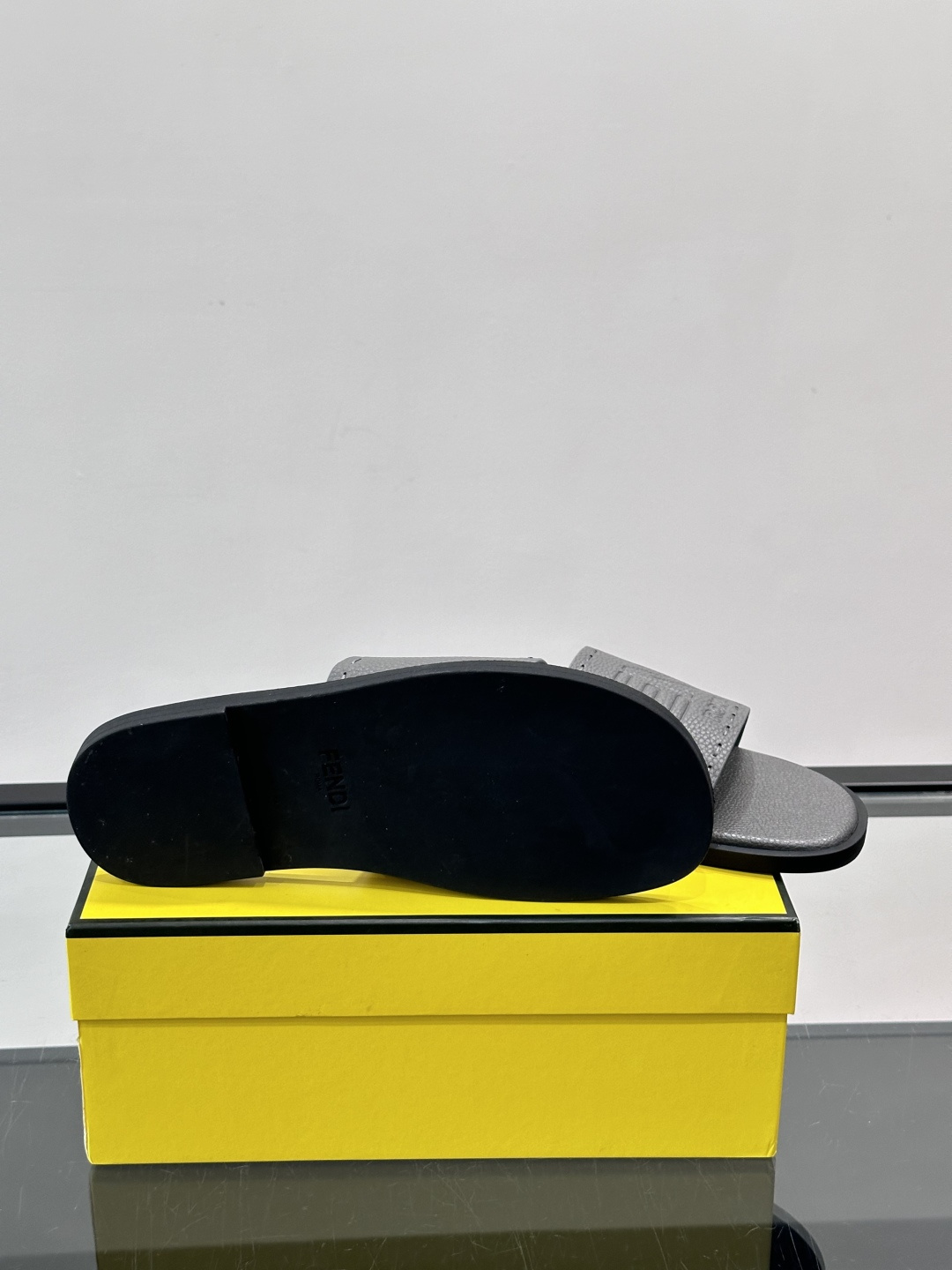 FEND*新款压印凉拖鞋凉鞋🩴 真皮面料真皮垫脚。 时尚稳重大气 鞋型非常包脚舒适 橡胶防滑大底 。Si