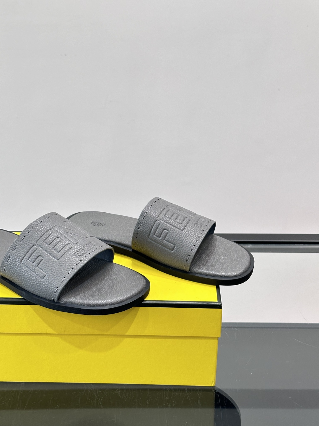 FEND*新款压印凉拖鞋凉鞋🩴 真皮面料真皮垫脚。 时尚稳重大气 鞋型非常包脚舒适 橡胶防滑大底 。Si