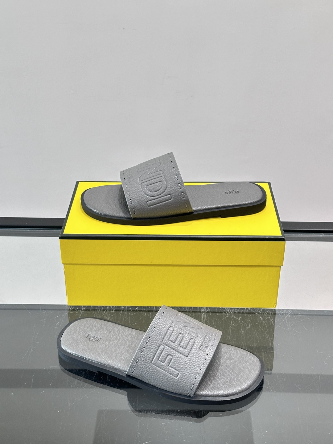 FEND*新款压印凉拖鞋凉鞋🩴 真皮面料真皮垫脚。 时尚稳重大气 鞋型非常包脚舒适 橡胶防滑大底 。Si