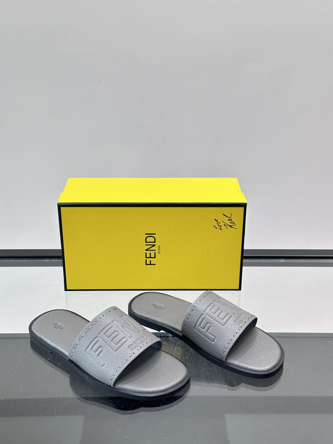 FEND*新款压印凉拖鞋凉鞋🩴 真皮面料真皮垫脚。 时尚稳重大气 鞋型非常包脚舒适 橡胶防滑大底 。Si