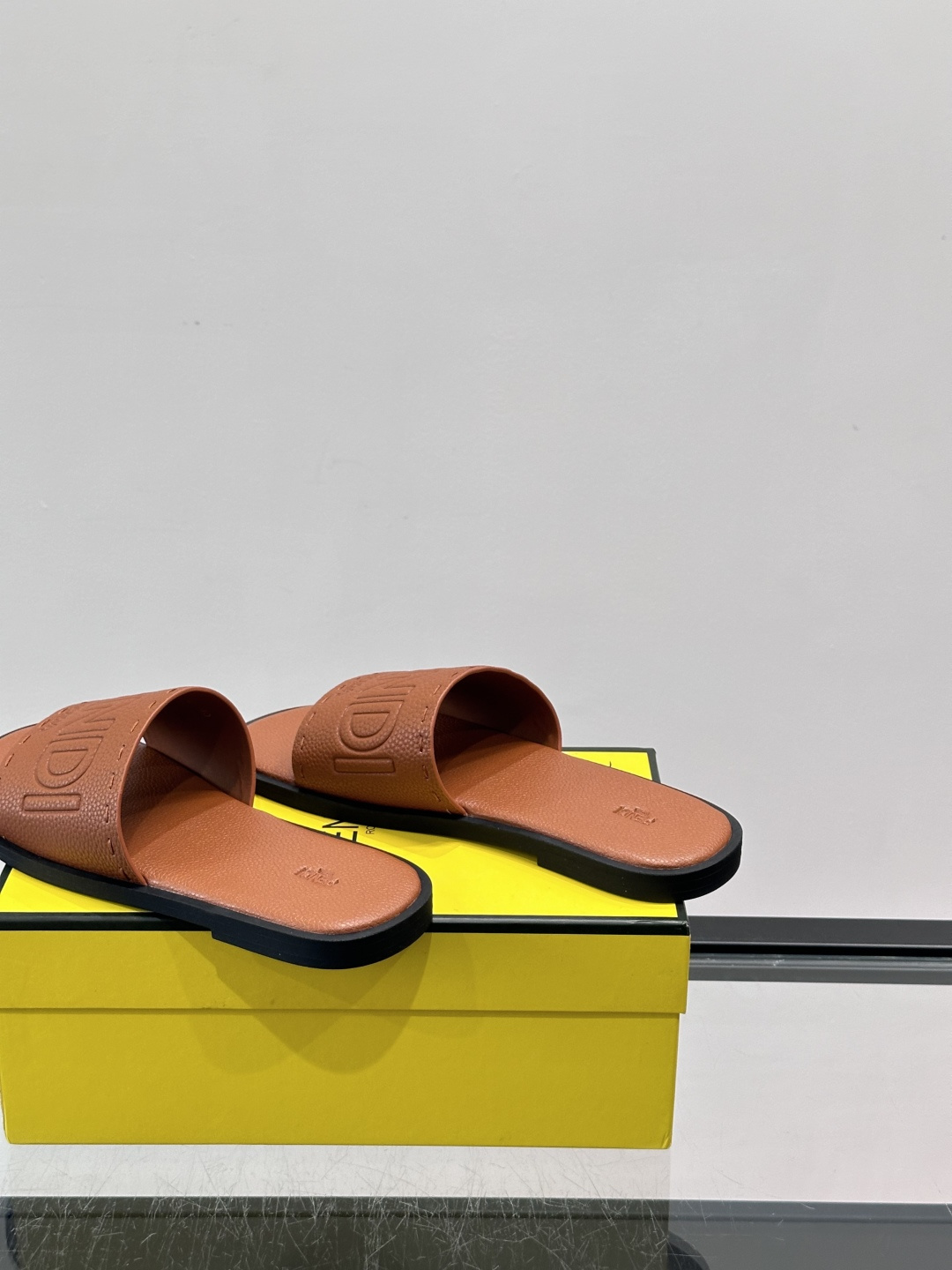 FEND*新款压印凉拖鞋凉鞋🩴 真皮面料真皮垫脚。 时尚稳重大气 鞋型非常包脚舒适 橡胶防滑大底 。Si
