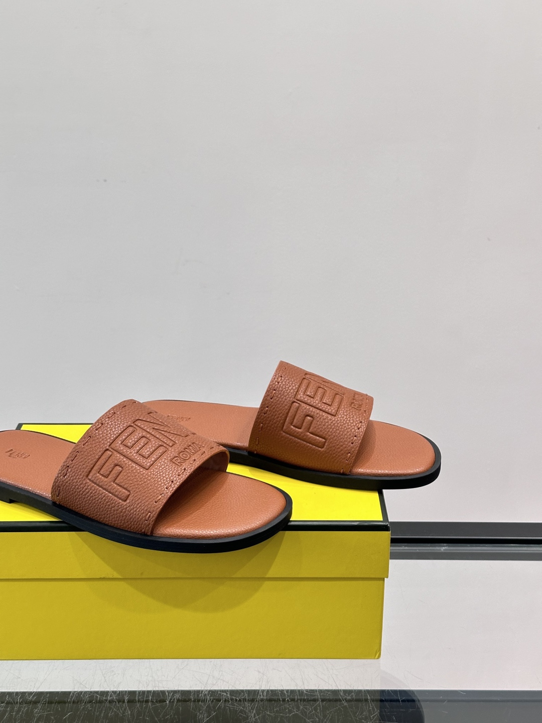 FEND*新款压印凉拖鞋凉鞋🩴 真皮面料真皮垫脚。 时尚稳重大气 鞋型非常包脚舒适 橡胶防滑大底 。Si