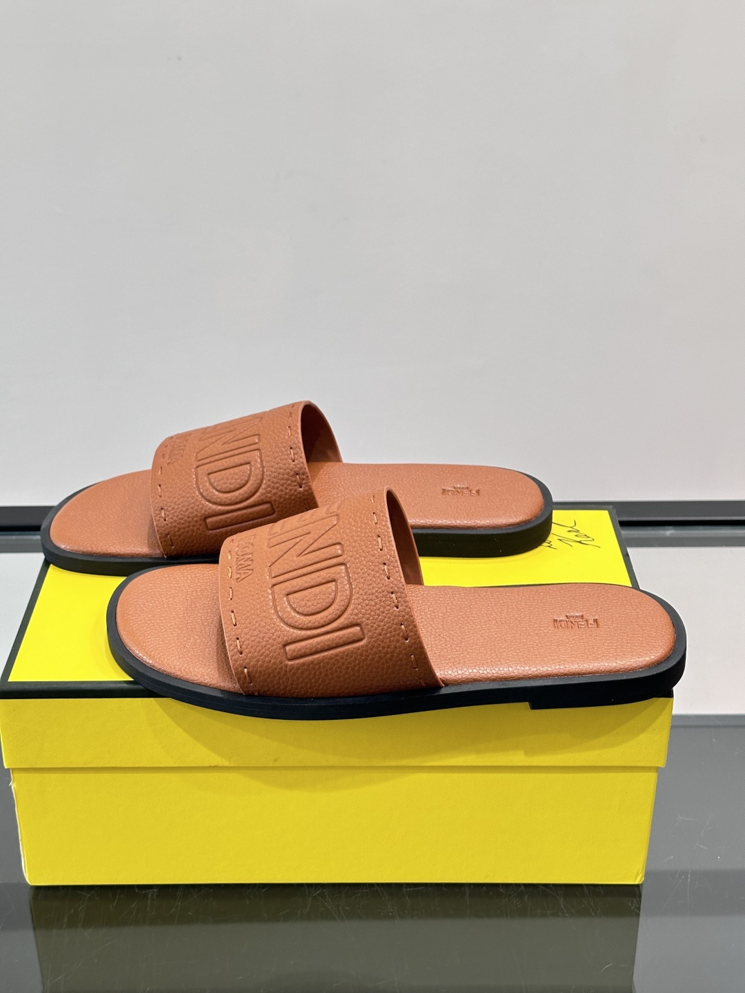 FEND*新款压印凉拖鞋凉鞋🩴 真皮面料真皮垫脚。 时尚稳重大气 鞋型非常包脚舒适 橡胶防滑大底 。Si