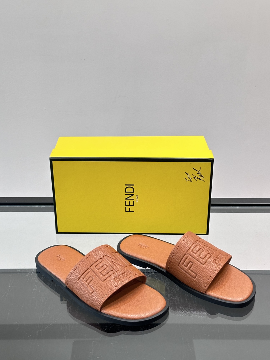 FEND*新款压印凉拖鞋凉鞋🩴 真皮面料真皮垫脚。 时尚稳重大气 鞋型非常包脚舒适 橡胶防滑大底 。Si