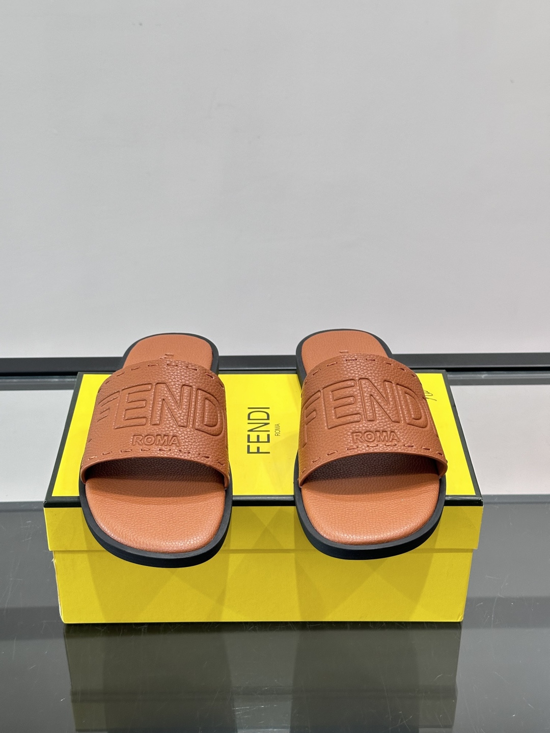 FEND*新款压印凉拖鞋凉鞋🩴 真皮面料真皮垫脚。 时尚稳重大气 鞋型非常包脚舒适 橡胶防滑大底 。Si
