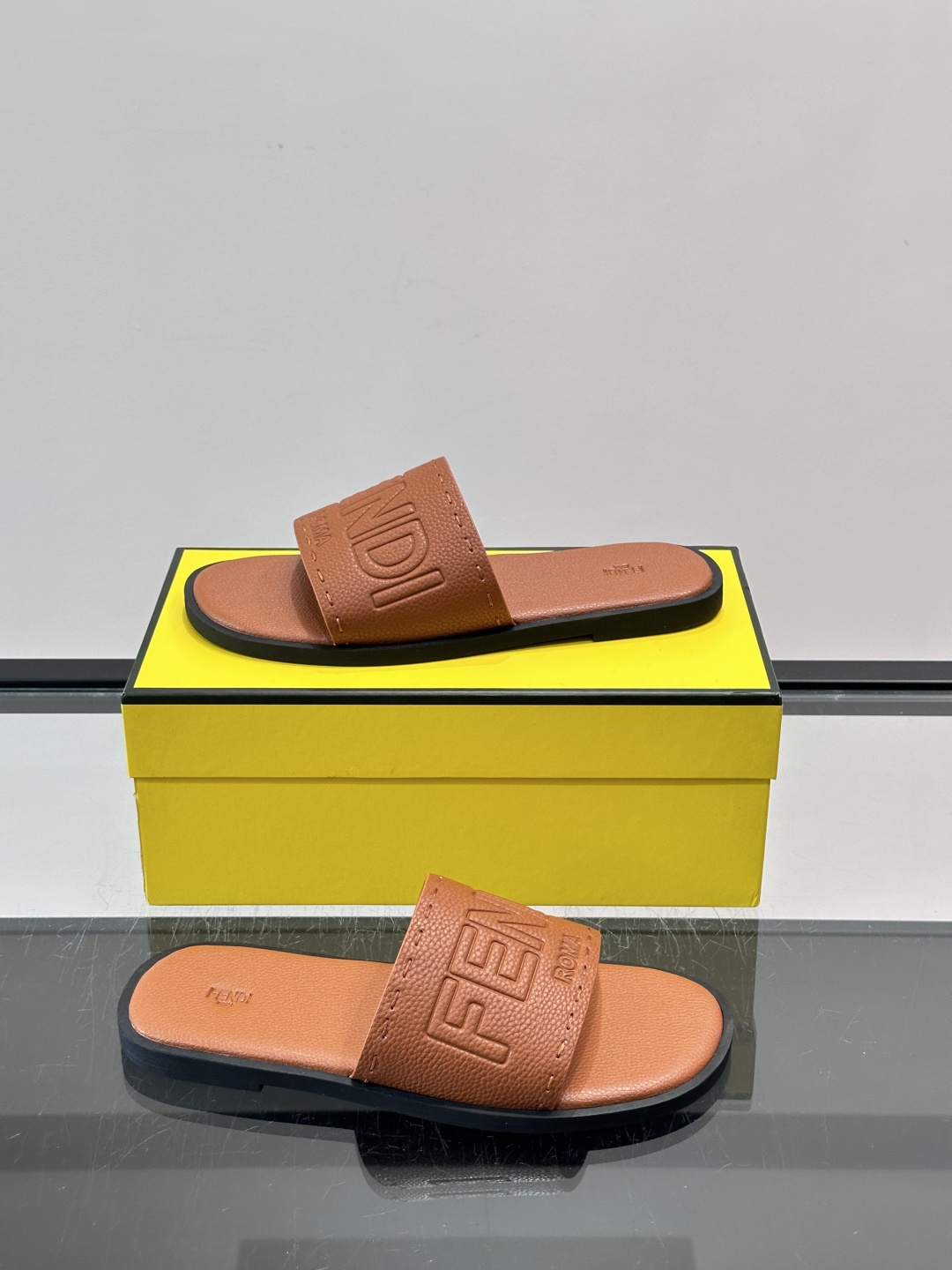 FEND*新款压印凉拖鞋凉鞋🩴 真皮面料真皮垫脚。 时尚稳重大气 鞋型非常包脚舒适 橡胶防滑大底 。Si