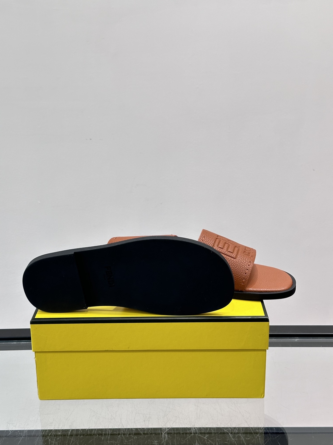 FEND*新款压印凉拖鞋凉鞋🩴 真皮面料真皮垫脚。 时尚稳重大气 鞋型非常包脚舒适 橡胶防滑大底 。Si