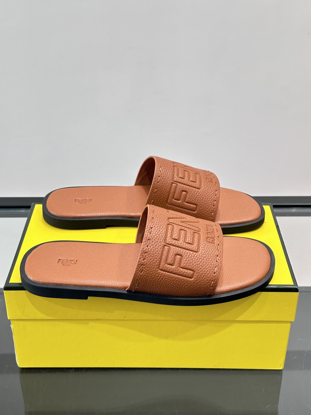 FEND*新款压印凉拖鞋凉鞋🩴 真皮面料真皮垫脚。 时尚稳重大气 鞋型非常包脚舒适 橡胶防滑大底 。Si