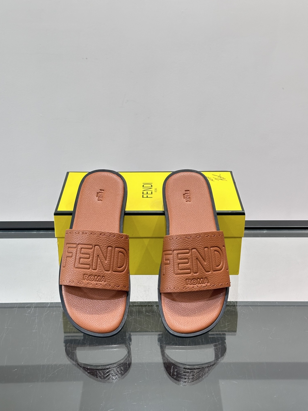 FEND*新款压印凉拖鞋凉鞋🩴 真皮面料真皮垫脚。 时尚稳重大气 鞋型非常包脚舒适 橡胶防滑大底 。Si
