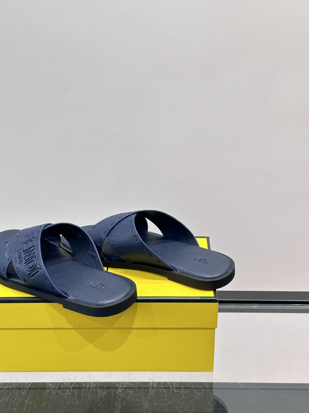 FEND*新款压印凉拖鞋凉鞋🩴 真皮面料真皮垫脚。 时尚稳重大气 鞋型非常包脚舒适 橡胶防滑大底 。Si