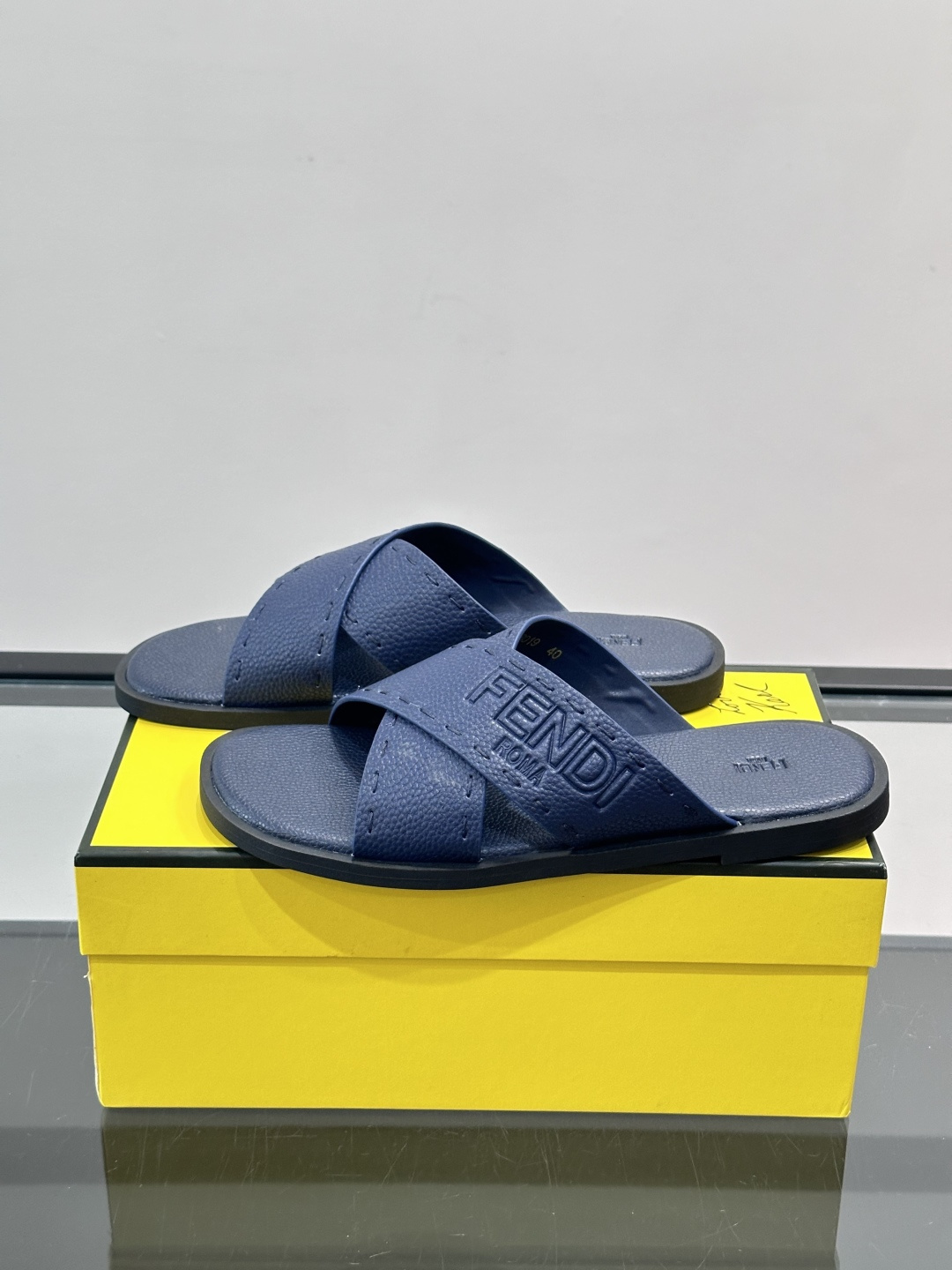 FEND*新款压印凉拖鞋凉鞋🩴 真皮面料真皮垫脚。 时尚稳重大气 鞋型非常包脚舒适 橡胶防滑大底 。Si