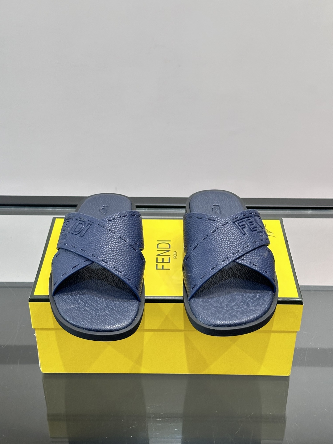 FEND*新款压印凉拖鞋凉鞋🩴 真皮面料真皮垫脚。 时尚稳重大气 鞋型非常包脚舒适 橡胶防滑大底 。Si