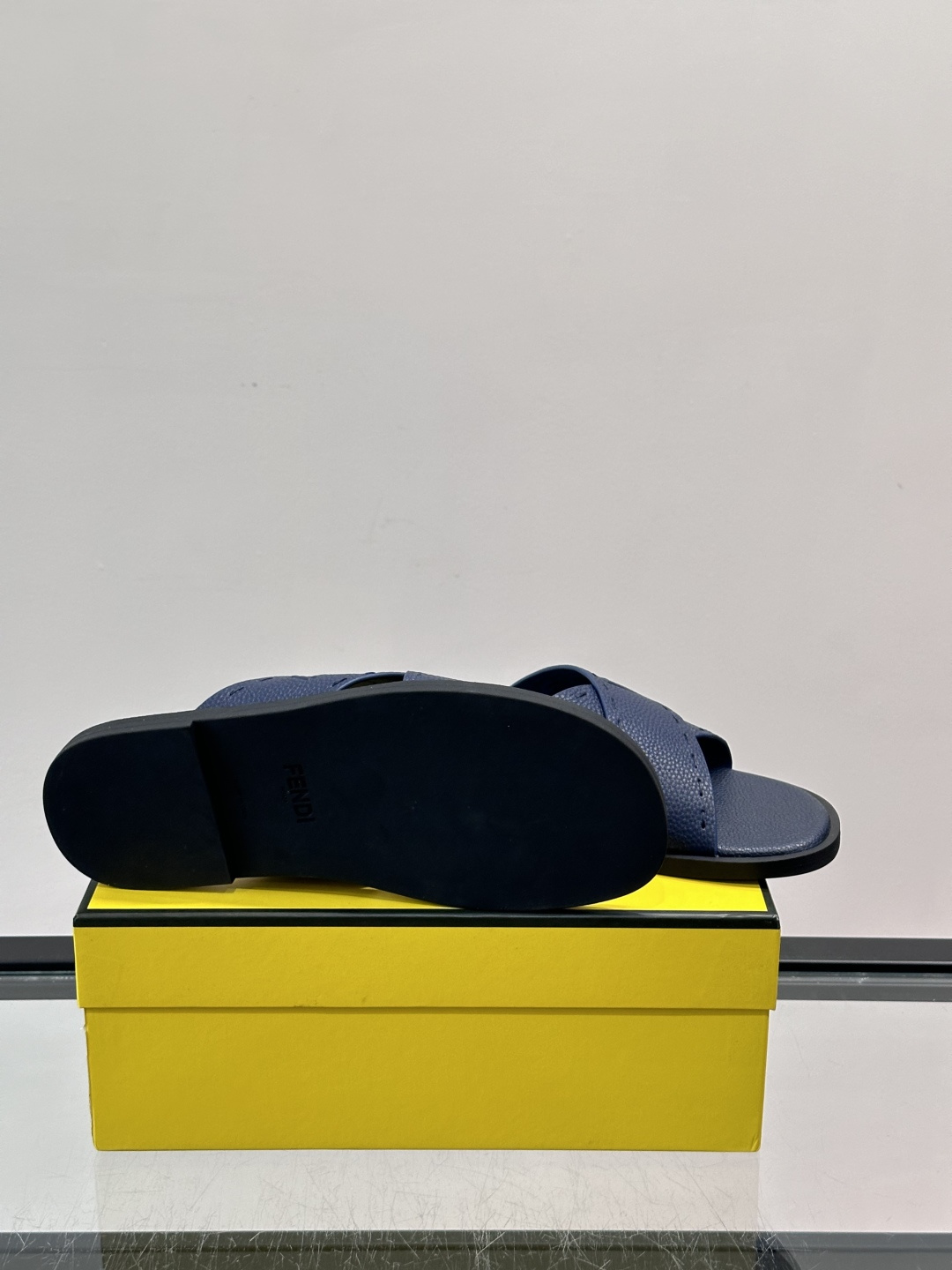 FEND*新款压印凉拖鞋凉鞋🩴 真皮面料真皮垫脚。 时尚稳重大气 鞋型非常包脚舒适 橡胶防滑大底 。Si