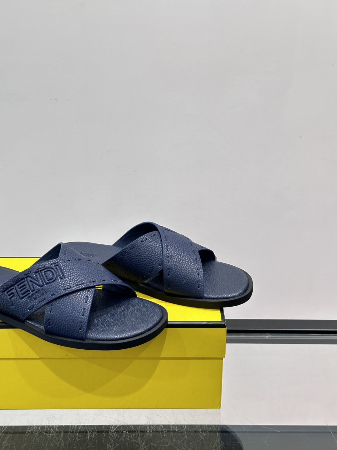 FEND*新款压印凉拖鞋凉鞋🩴 真皮面料真皮垫脚。 时尚稳重大气 鞋型非常包脚舒适 橡胶防滑大底 。Si