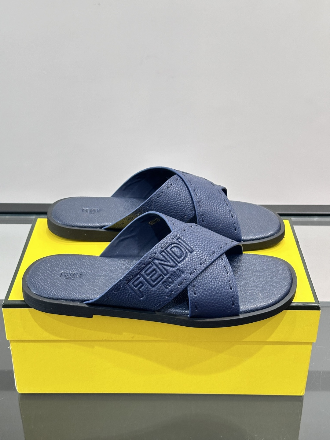 FEND*新款压印凉拖鞋凉鞋🩴 真皮面料真皮垫脚。 时尚稳重大气 鞋型非常包脚舒适 橡胶防滑大底 。Si