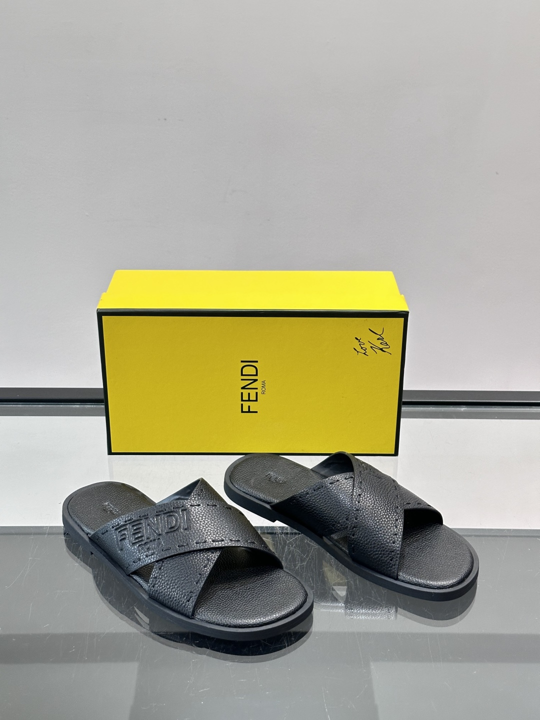 FEND*新款压印凉拖鞋凉鞋🩴 真皮面料真皮垫脚。 时尚稳重大气 鞋型非常包脚舒适 橡胶防滑大底 。Si