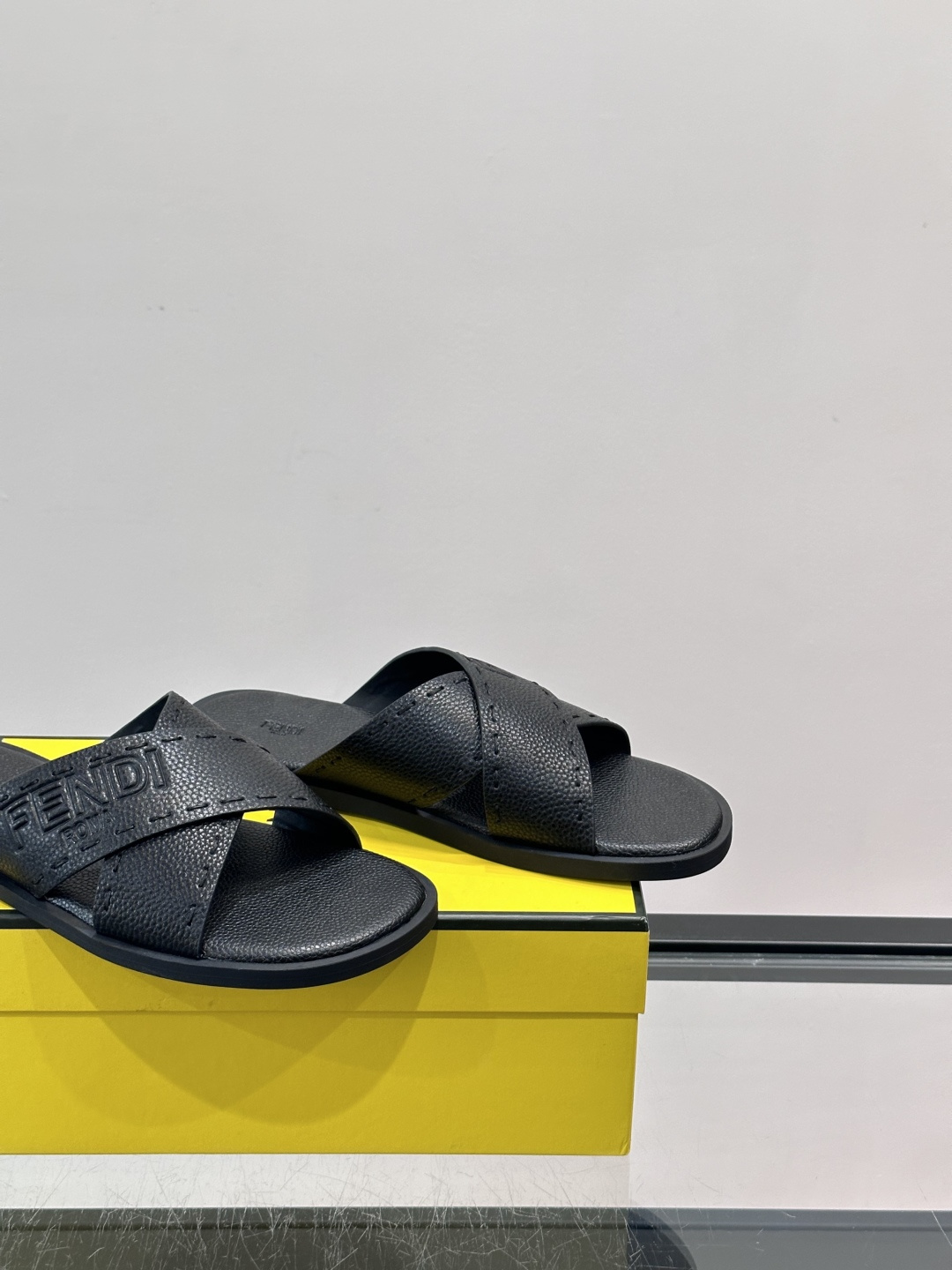 FEND*新款压印凉拖鞋凉鞋🩴 真皮面料真皮垫脚。 时尚稳重大气 鞋型非常包脚舒适 橡胶防滑大底 。Si