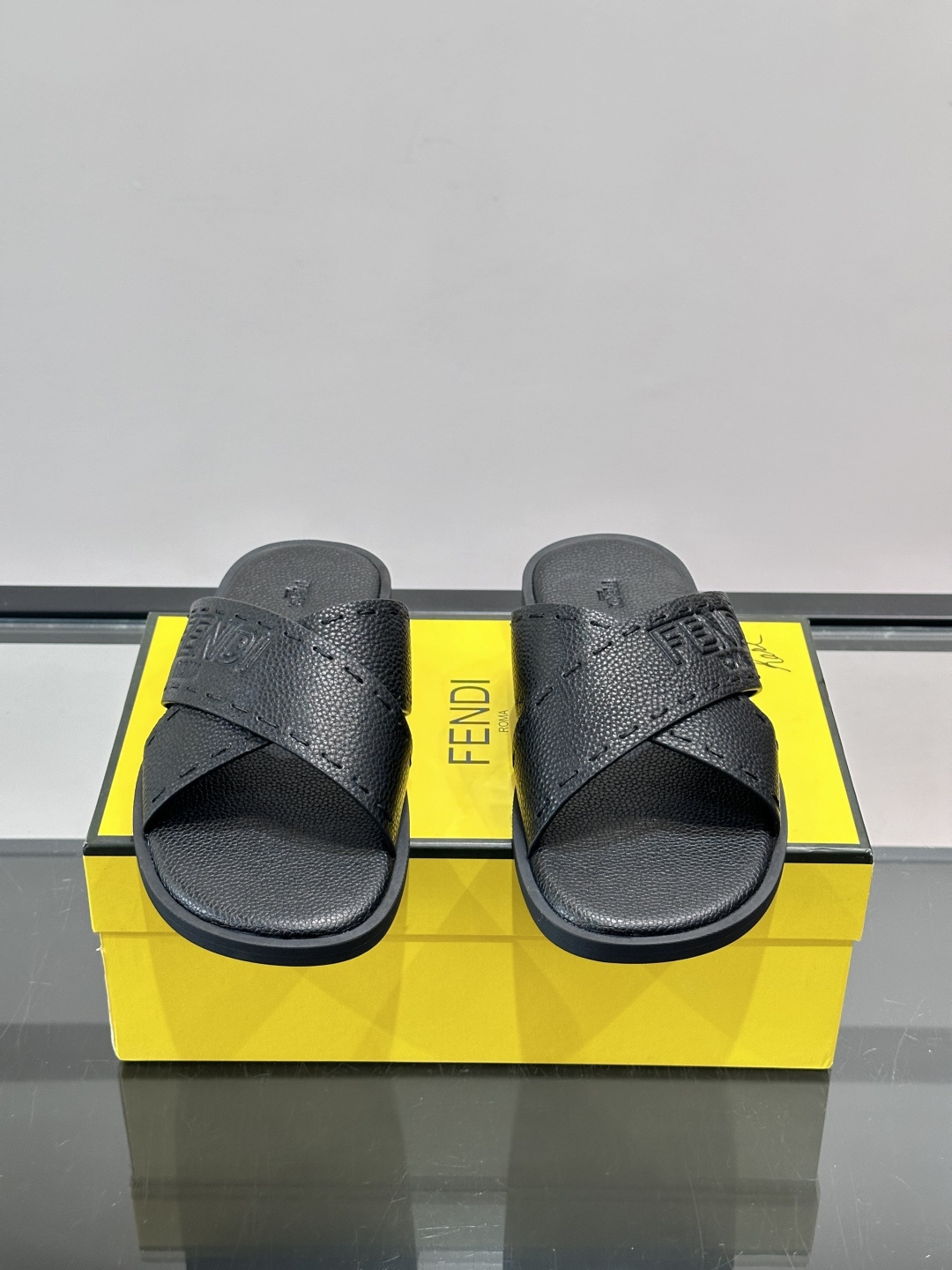 FEND*新款压印凉拖鞋凉鞋🩴 真皮面料真皮垫脚。 时尚稳重大气 鞋型非常包脚舒适 橡胶防滑大底 。Si