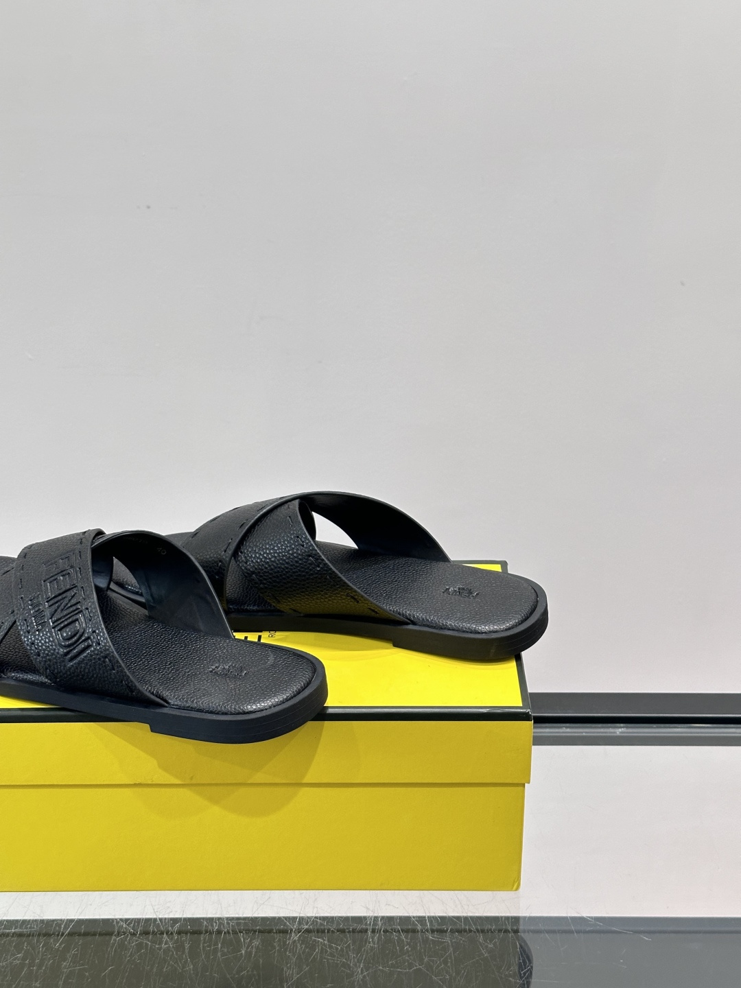 FEND*新款压印凉拖鞋凉鞋🩴 真皮面料真皮垫脚。 时尚稳重大气 鞋型非常包脚舒适 橡胶防滑大底 。Si