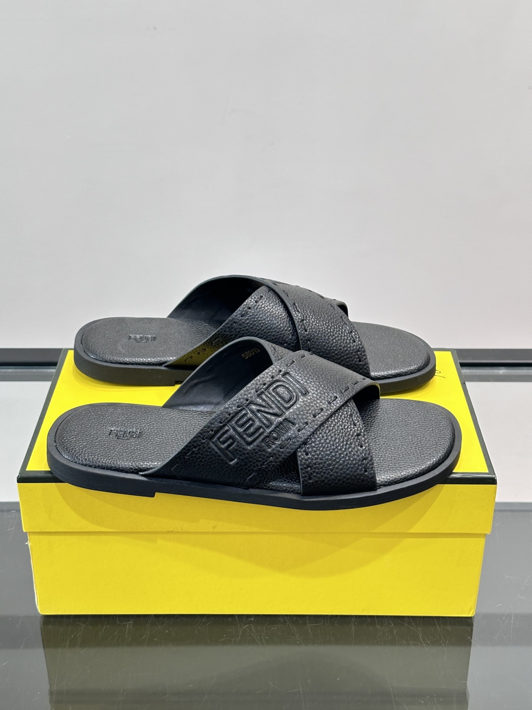 FEND*新款压印凉拖鞋凉鞋🩴 真皮面料真皮垫脚。 时尚稳重大气 鞋型非常包脚舒适 橡胶防滑大底 。Si