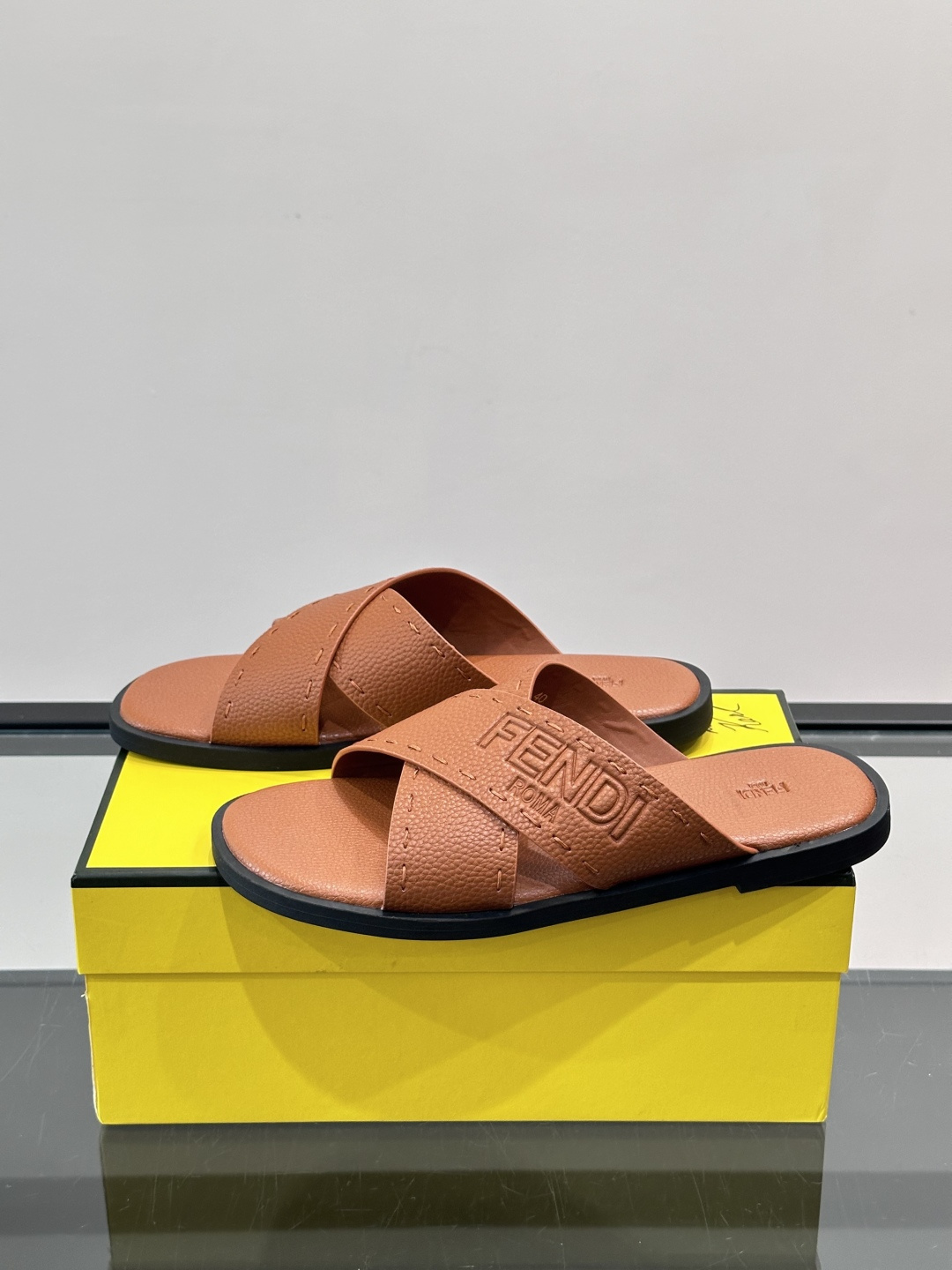 FEND*新款压印凉拖鞋凉鞋🩴 真皮面料真皮垫脚。 时尚稳重大气 鞋型非常包脚舒适 橡胶防滑大底 。Si