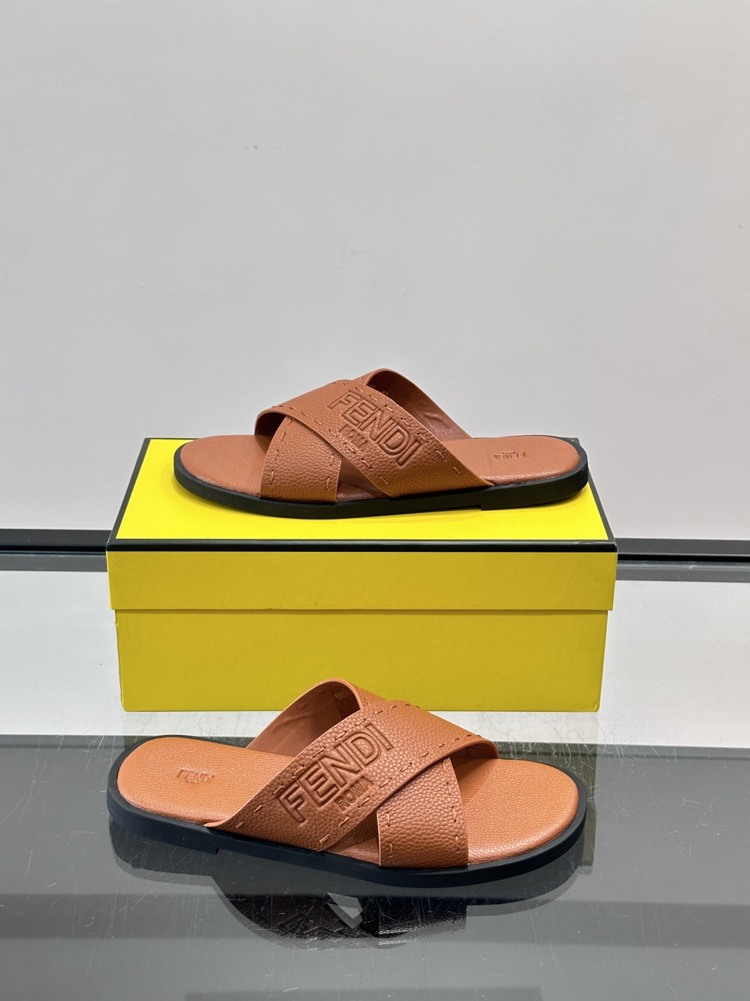 FEND*新款压印凉拖鞋凉鞋🩴 真皮面料真皮垫脚。 时尚稳重大气 鞋型非常包脚舒适 橡胶防滑大底 。Si