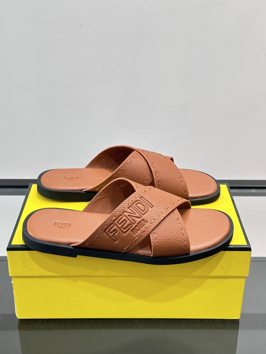 FEND*新款压印凉拖鞋凉鞋🩴 真皮面料真皮垫脚。 时尚稳重大气 鞋型非常包脚舒适 橡胶防滑大底 。Si