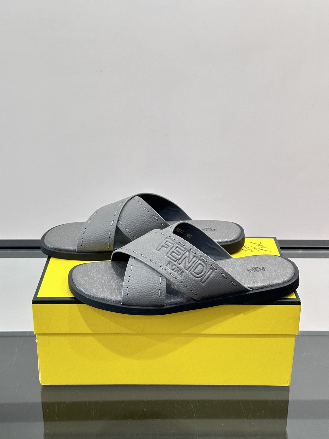 FEND*新款压印凉拖鞋凉鞋🩴 真皮面料真皮垫脚。 时尚稳重大气 鞋型非常包脚舒适 橡胶防滑大底 。Si