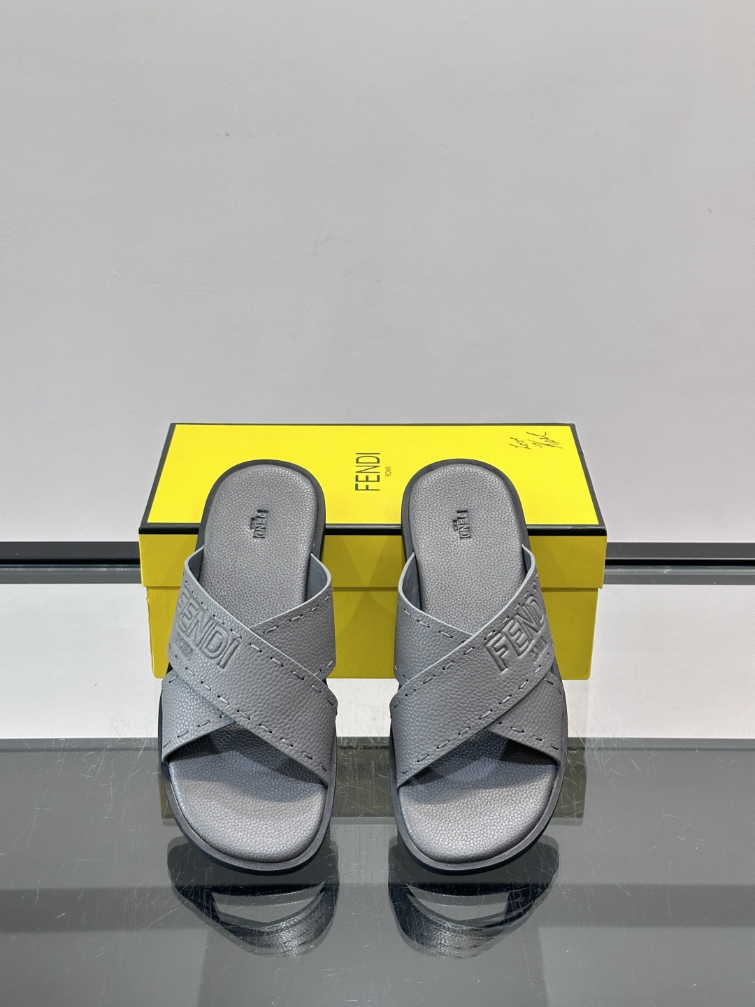 FEND*新款压印凉拖鞋凉鞋🩴 真皮面料真皮垫脚。 时尚稳重大气 鞋型非常包脚舒适 橡胶防滑大底 。Si